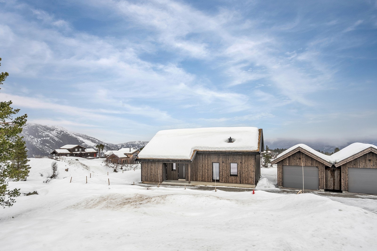 Frittliggende garasje med tilhørende bod på ca. 7 kvm. Galleribilde