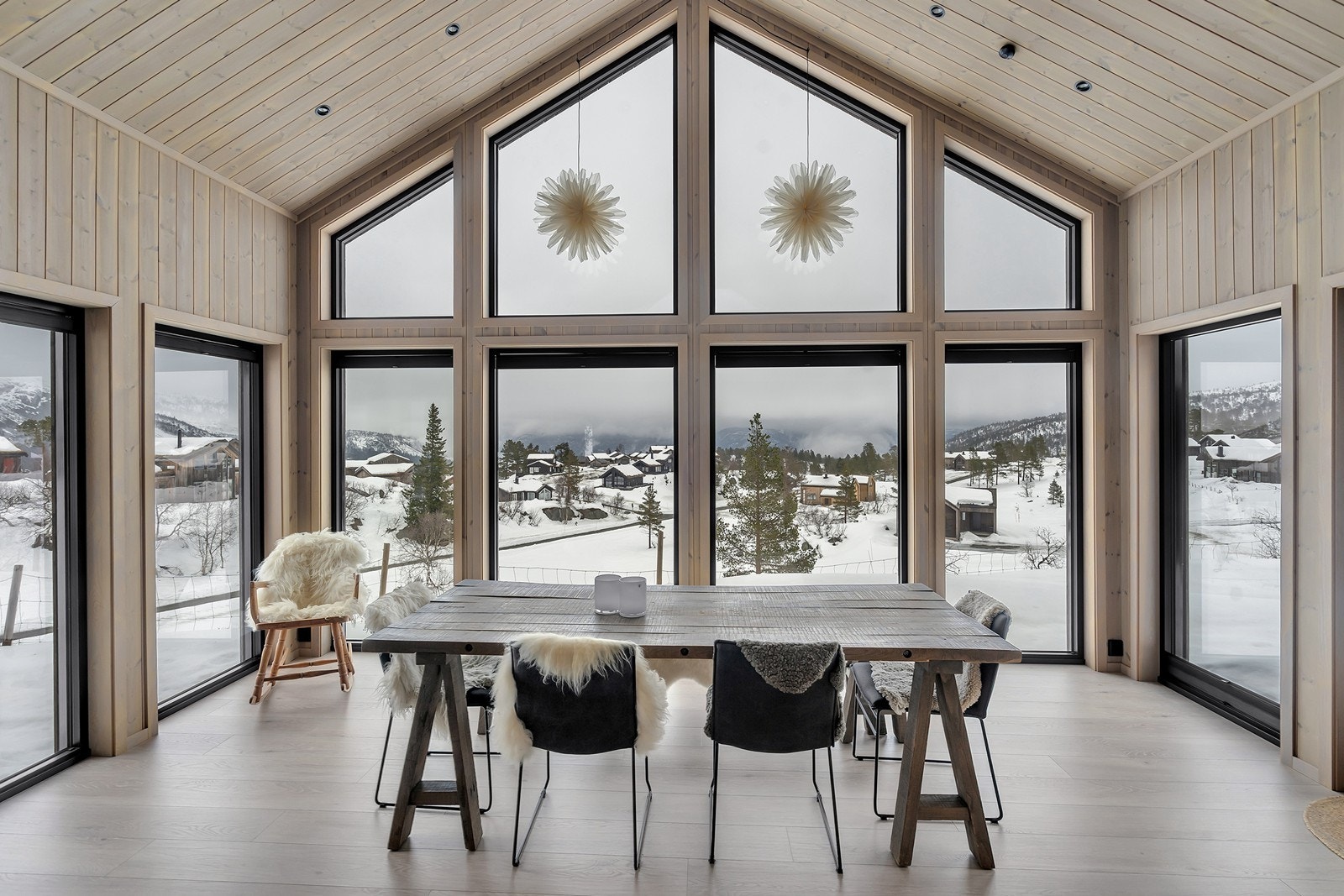 Veggene er meget godt utnyttet med store vindusflater som gir en fin nærhet til naturen rundt Galleribilde