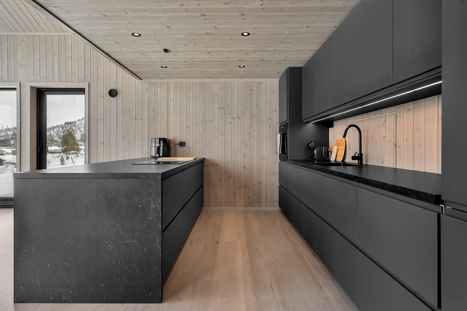 Stilrent og meget innholdsrik kjøkkeninnredning Galleribilde