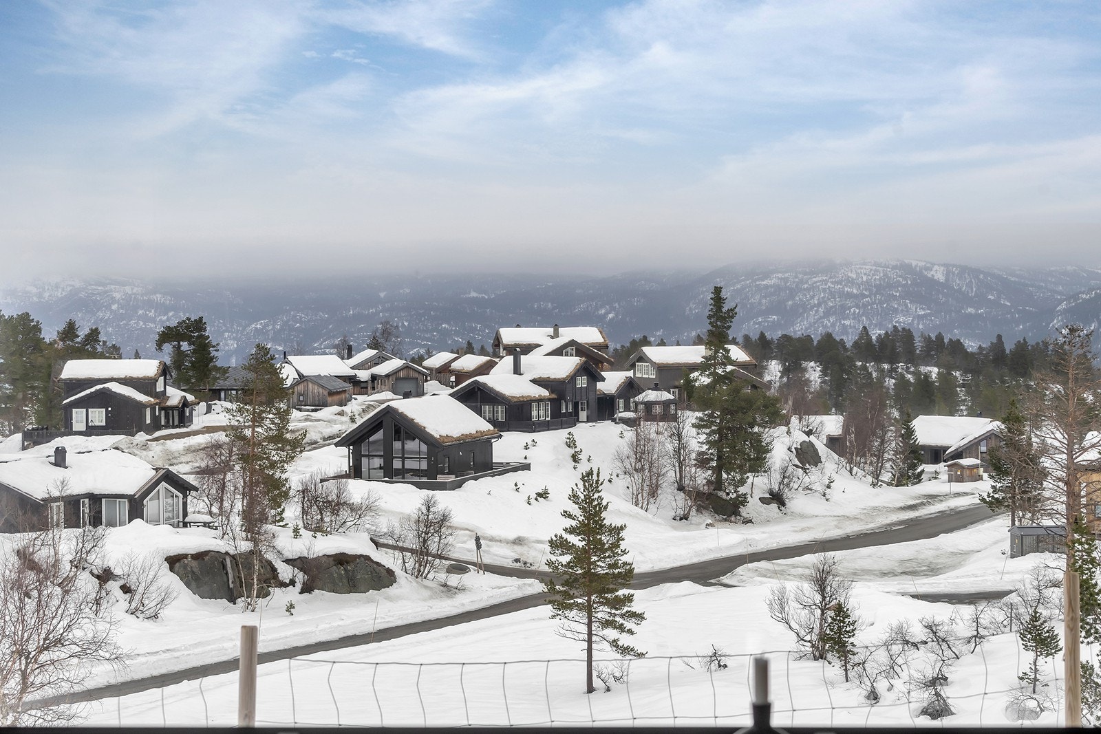 Flott utsikt over området og fjellene rundt Galleribilde