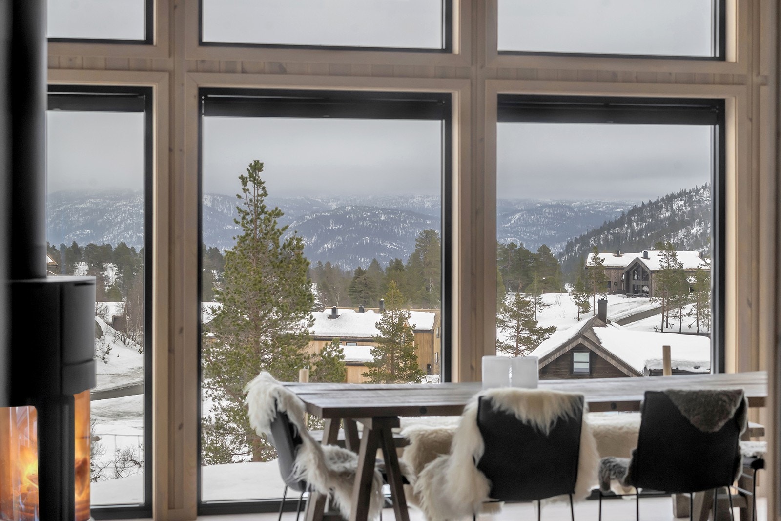 Det er vedovn med glass på flere sider som gir god varme Galleribilde