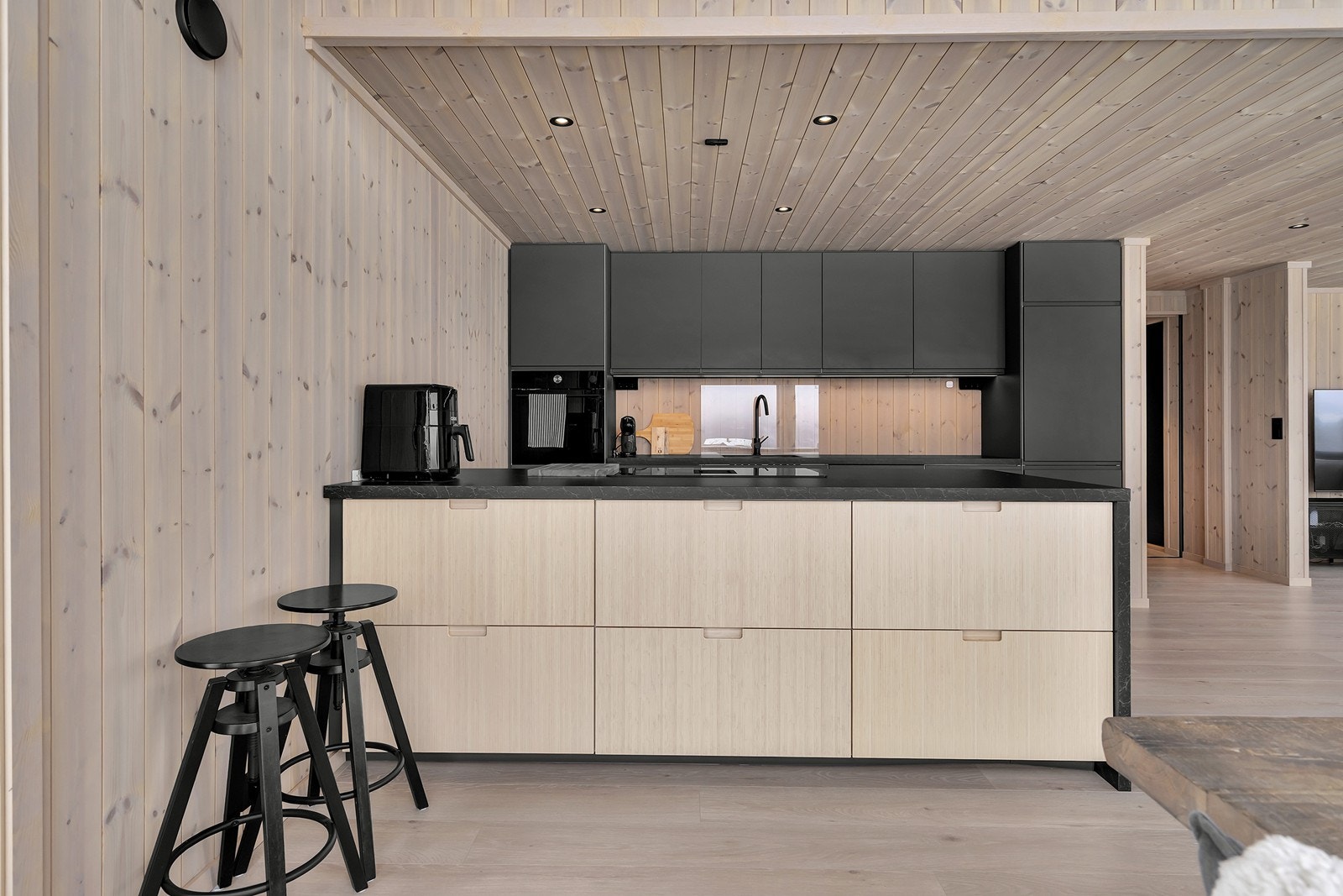 På kjøkkenet er det en romslig kjøkkenøy Galleribilde