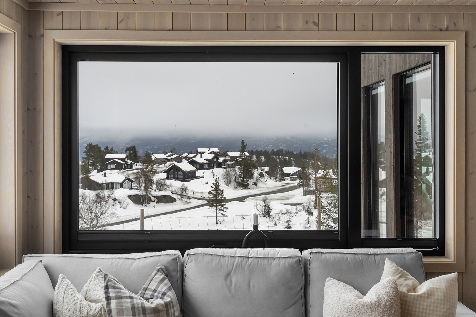 Innvendig solskjerming er montert på flere av vinduene Galleribilde