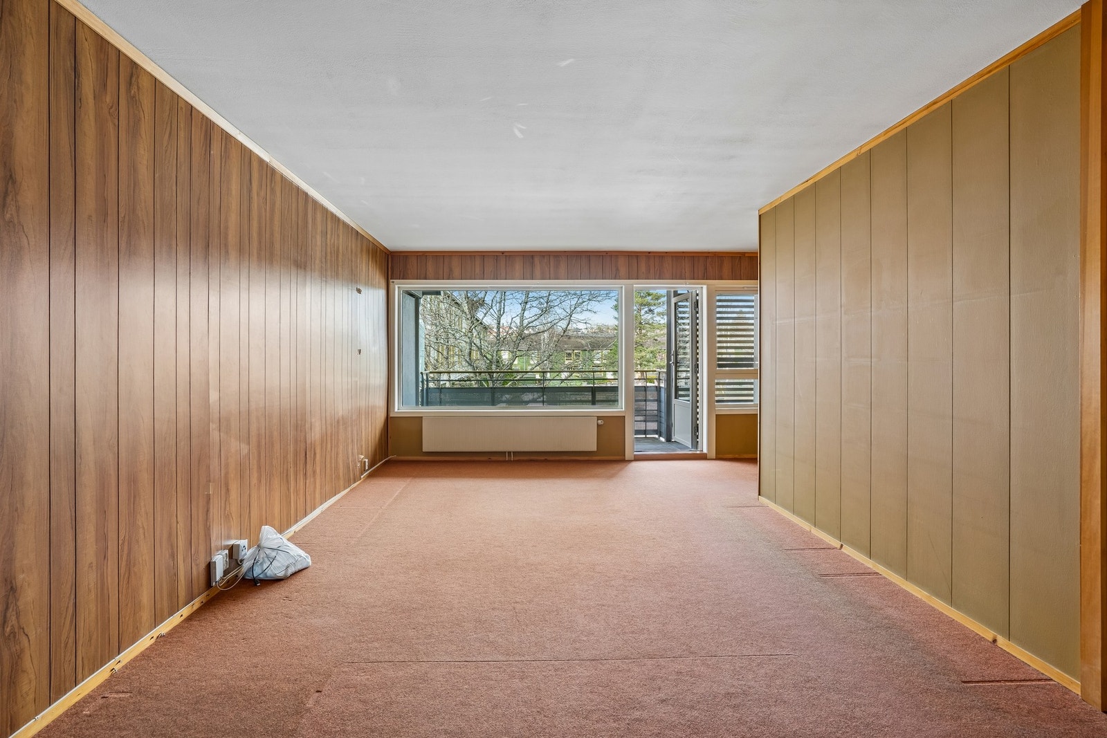 "ALT" inkludert i de månedlige felleskostnadene. (Varmtvann, oppvarming via fjernvarme, kabel-tv/internett, kommunale avgifter m.m.) Galleribilde