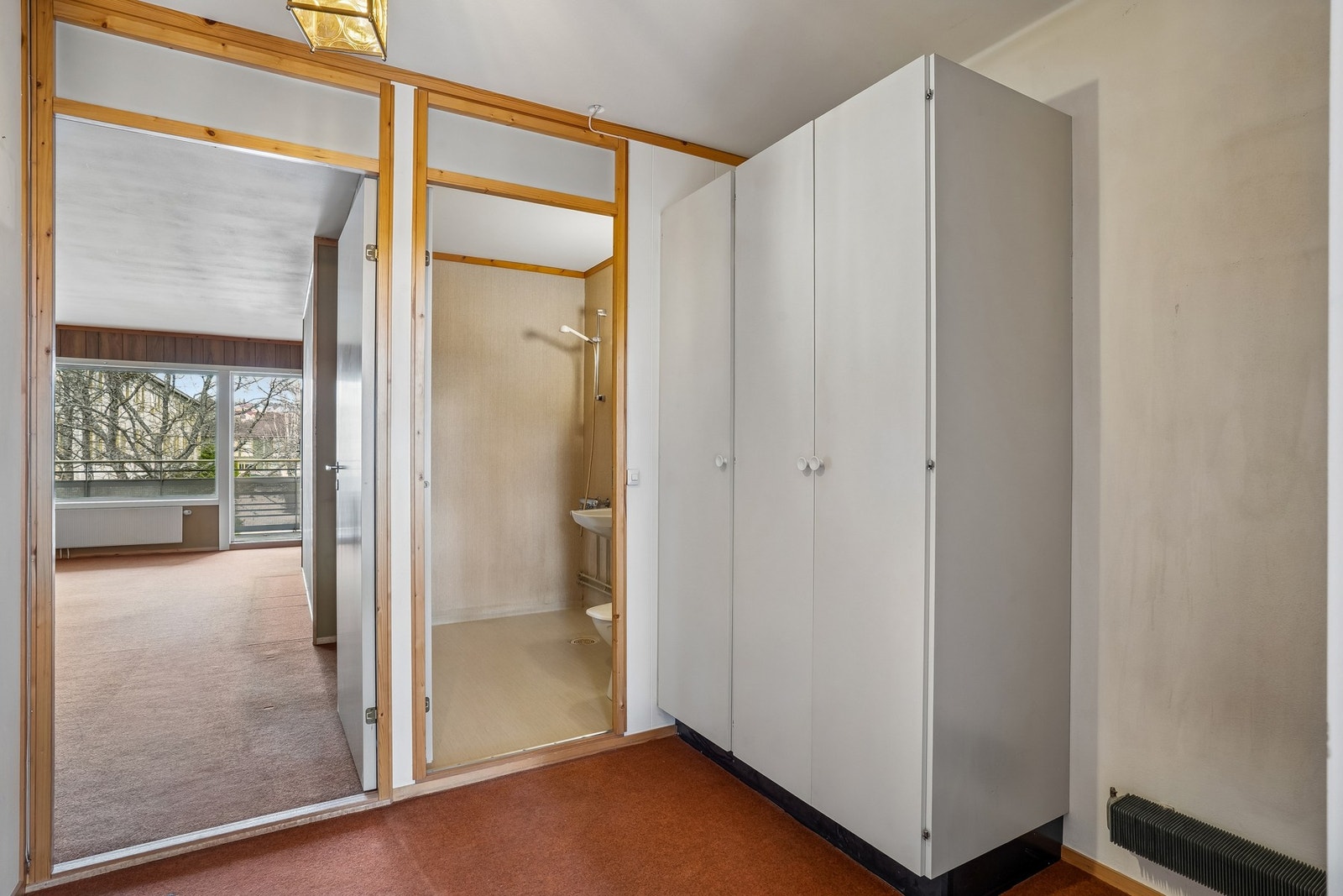 Gang med god plass til garderobeskap. Galleribilde