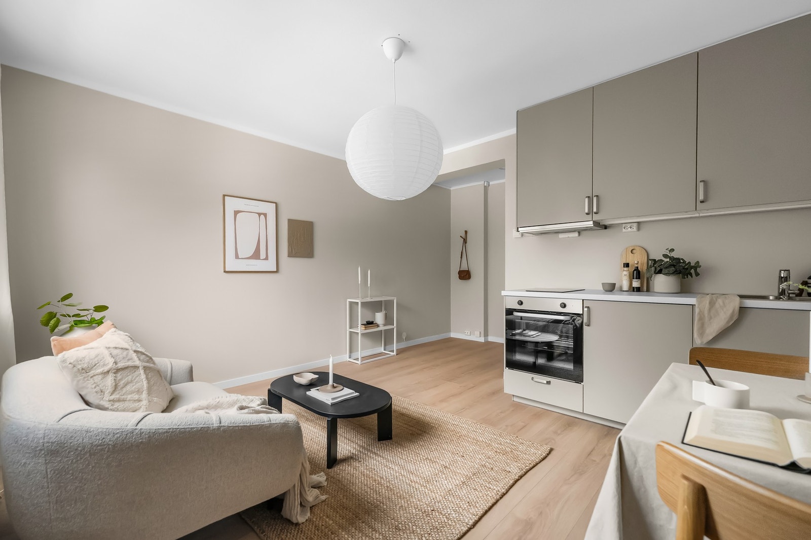 Åpent allrom med plass til sofaløsning og spisebord Galleribilde