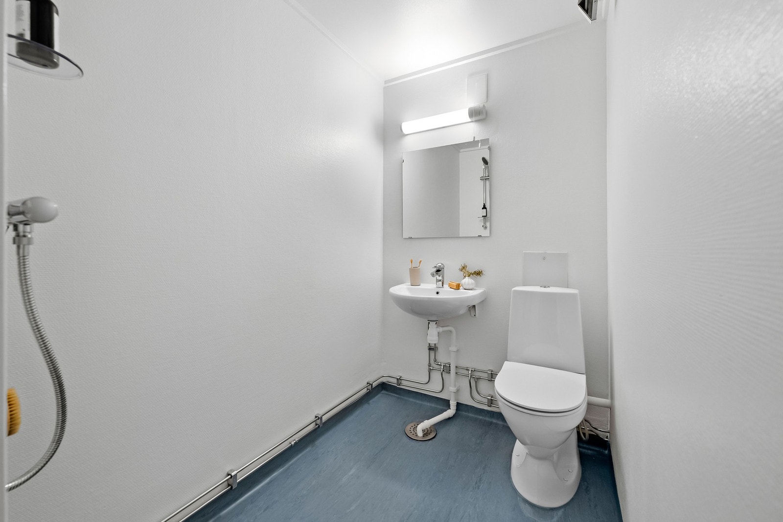 Bad med dusj, wc og servant Galleribilde