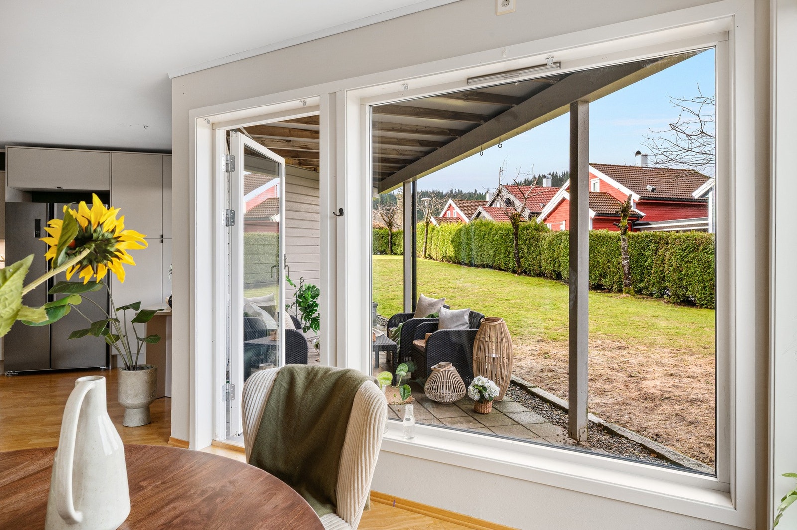 Fra stuen er det utgang til en hellelagt uteplass. Galleribilde