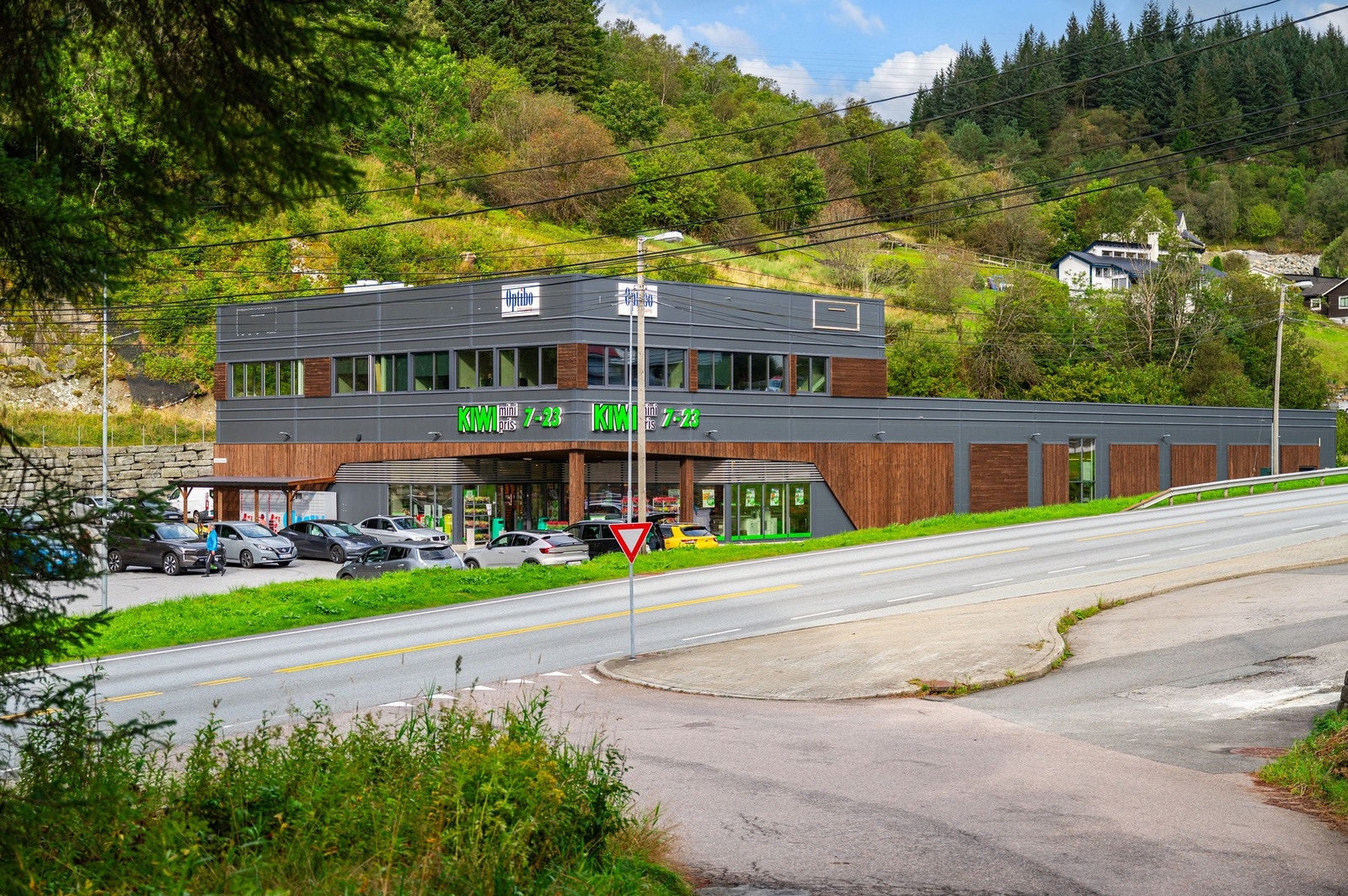 Dagligvarehandel og servicetilbud er lett tilgjengelig, med blant annet Kiwi Valle og Rema 1000 Elveneset. Galleribilde