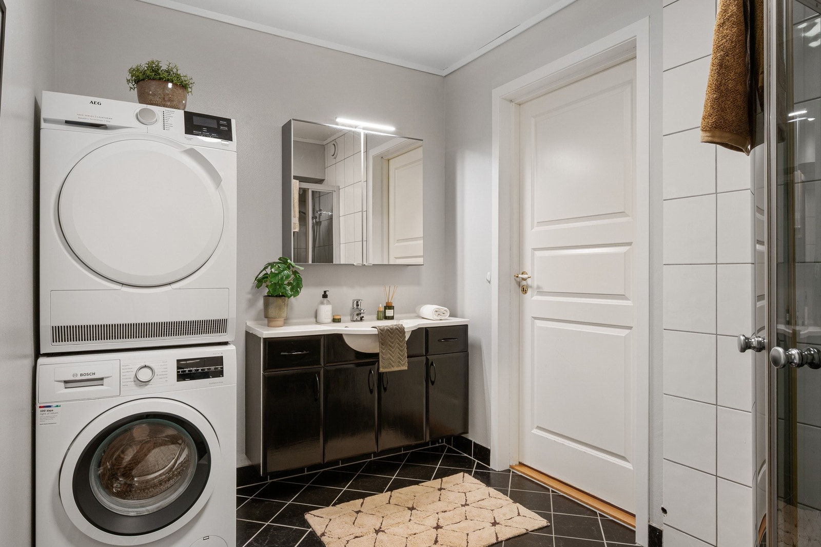 Badet har flislagt vegger og gulv med varmekabler. Galleribilde