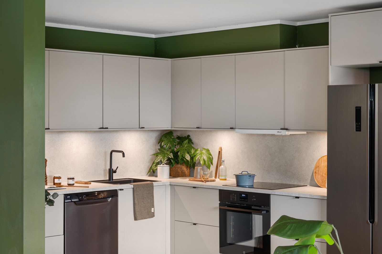 Kjøkkenet har godt med arbeids- og oppbevaringsplass. Galleribilde