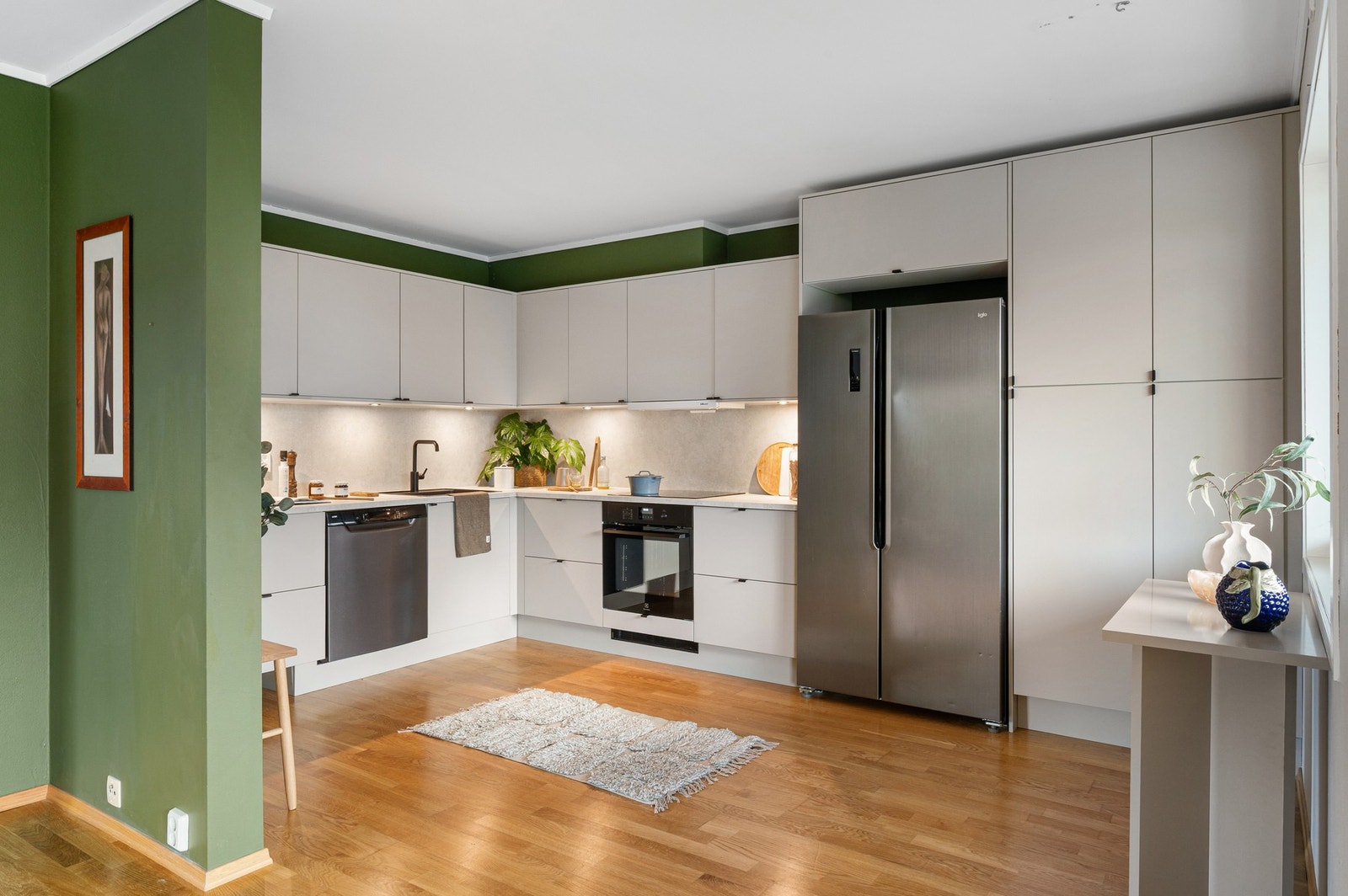 Av integrerte hvitevarer er det induksjonsplatetopp, stekeovn og oppvaskmaskin. Galleribilde