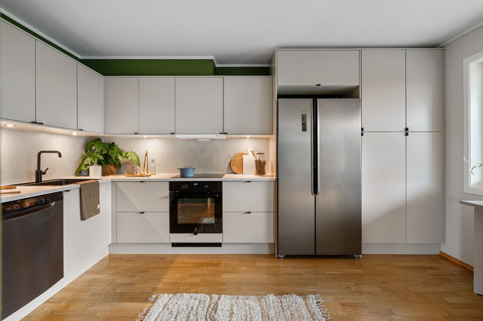 Kjøkkenet har en stilren og moderne innredning. Galleribilde