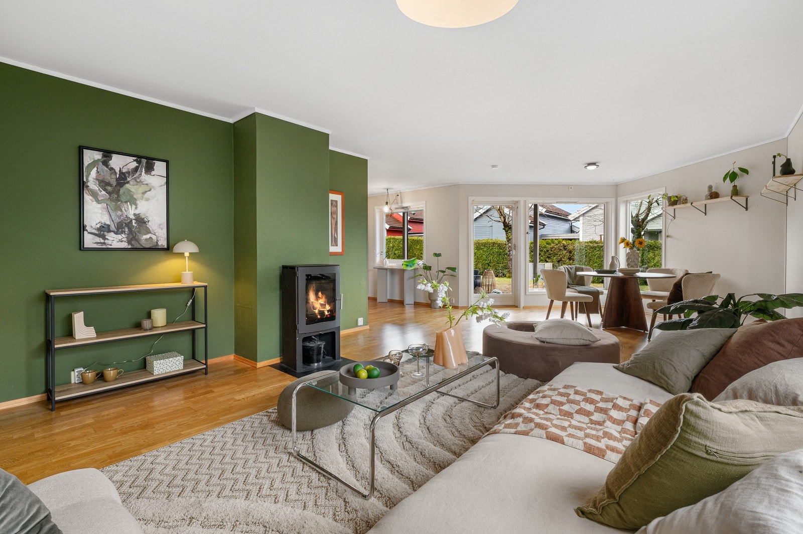 Det er peis i stuen. Galleribilde