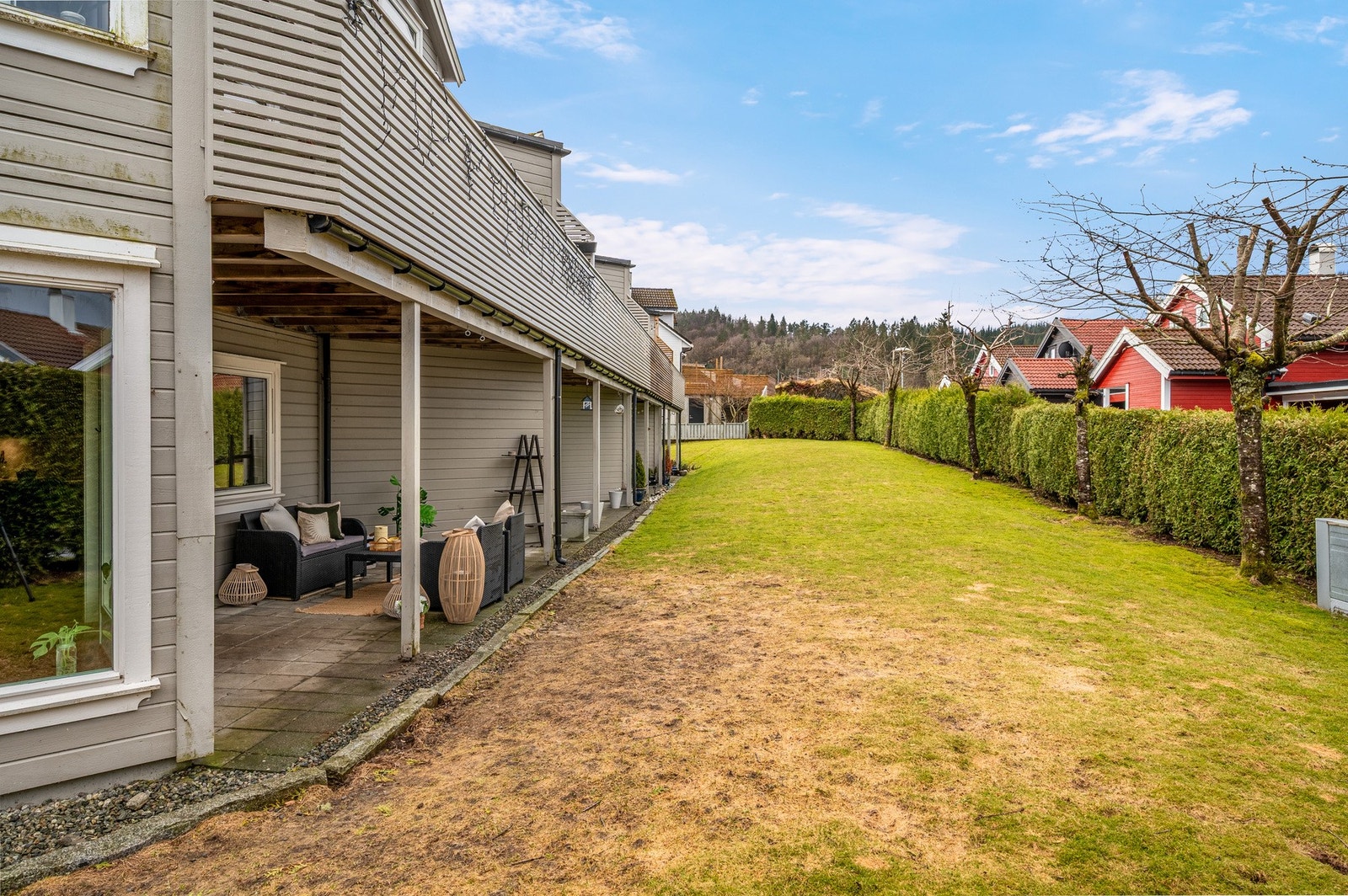 Kirkebirkeland 91A ligger i et veletablert og barnevennlig område ca. 3 km fra Nesttun sentrum i retning Os. Galleribilde