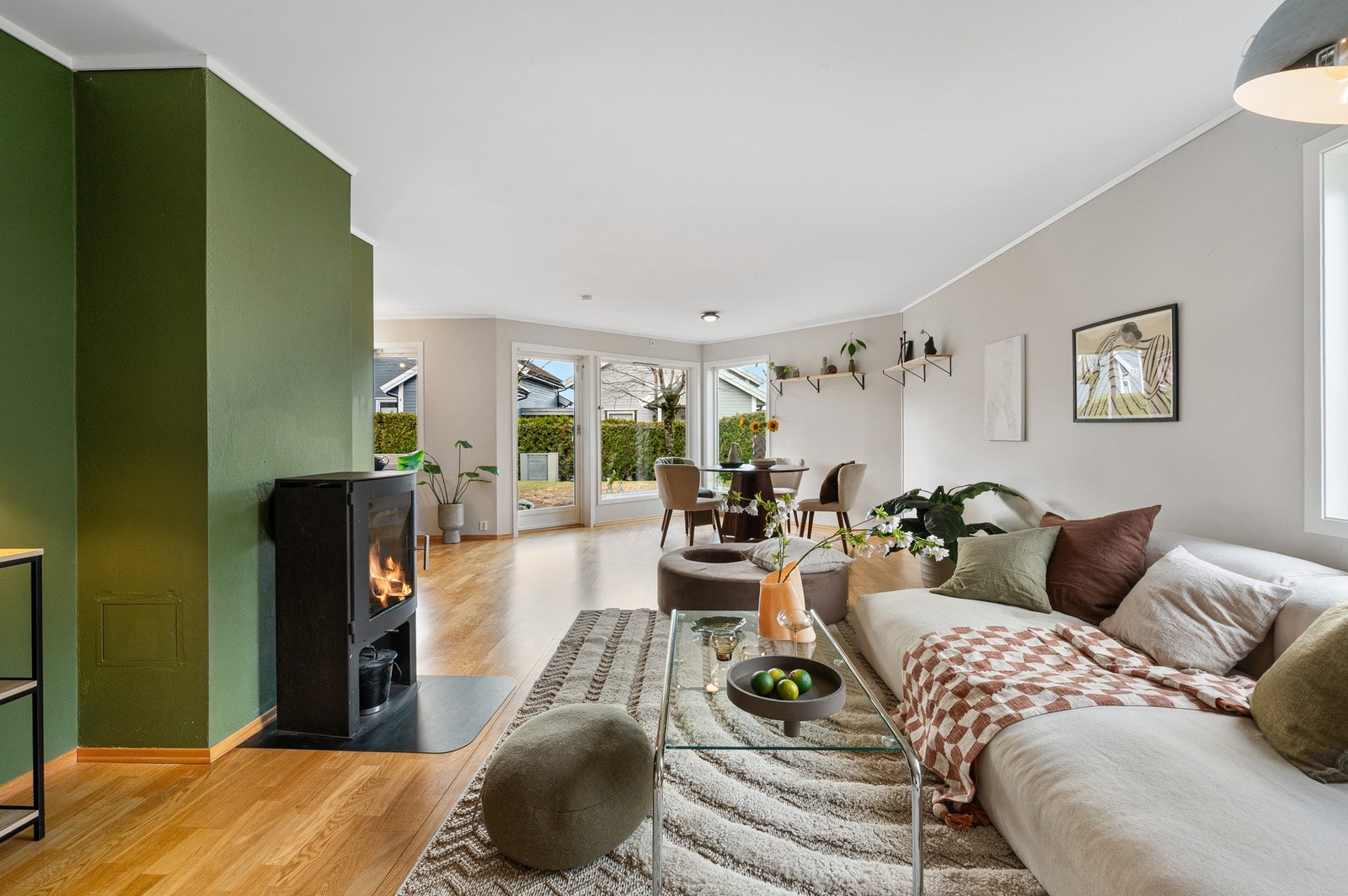 Videre inn i leiligheten møter du den åpne stue- kjøkkenløsningen. Galleribilde