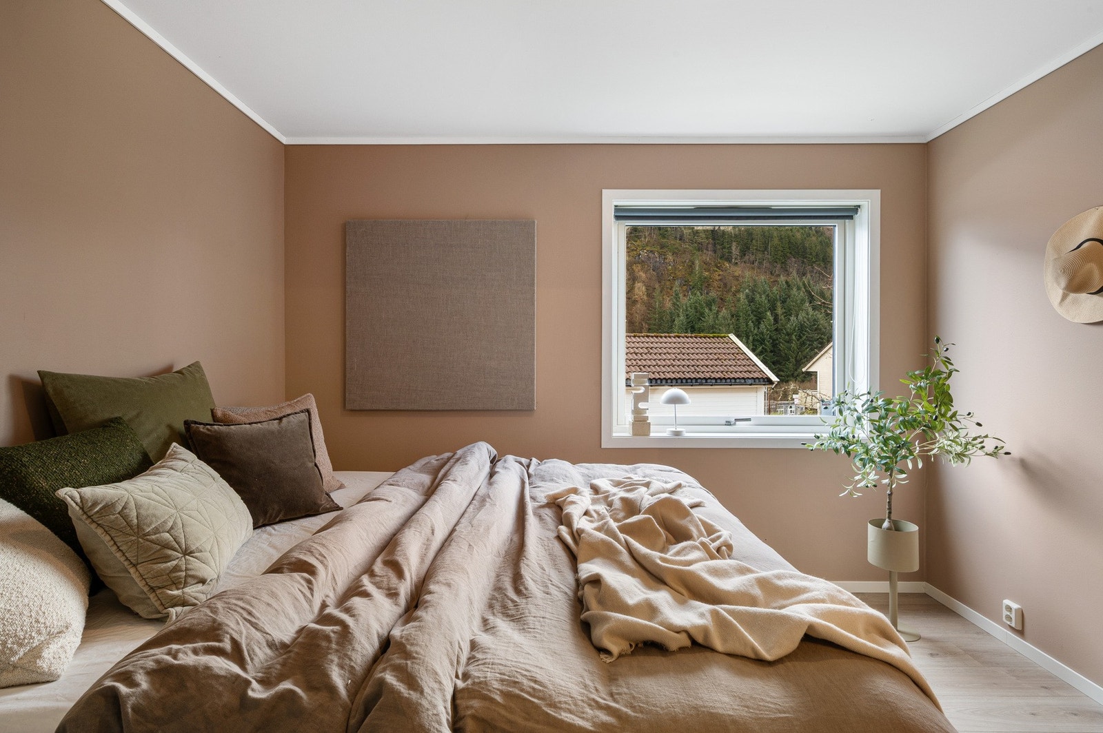 Det er benyttet en lun fargepalett som skaper en behagelig soveromsfølelse. Galleribilde