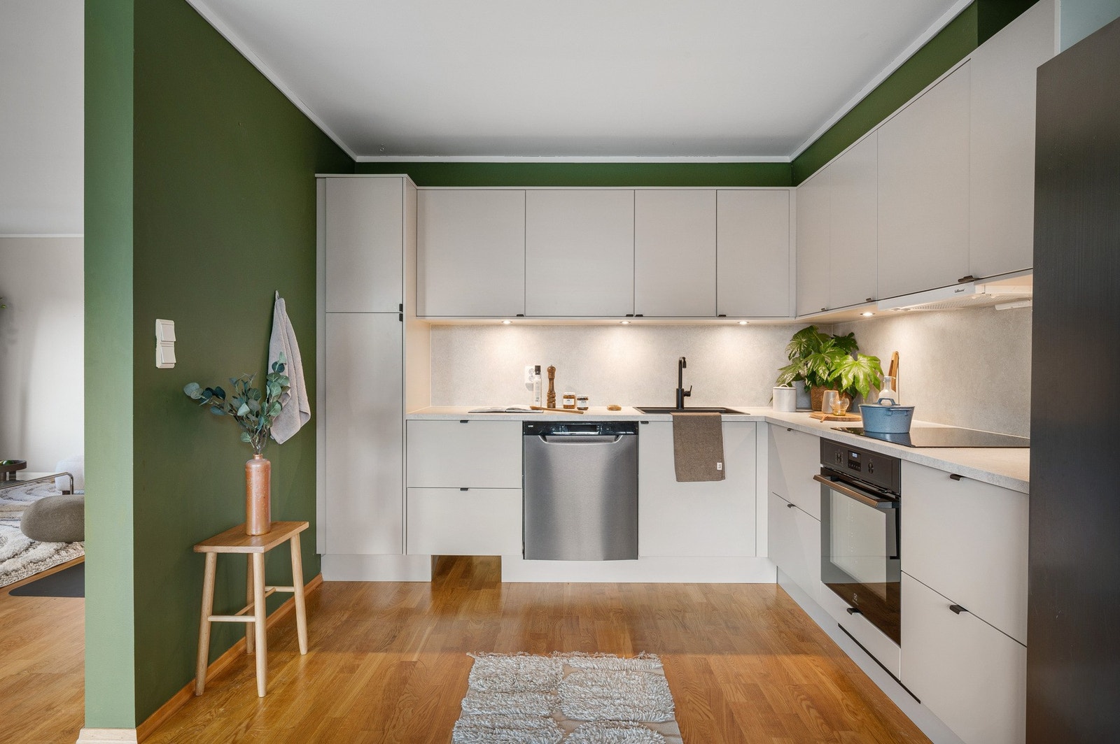 Det ble montert ny kjøkkeninnredning i 2025. Galleribilde