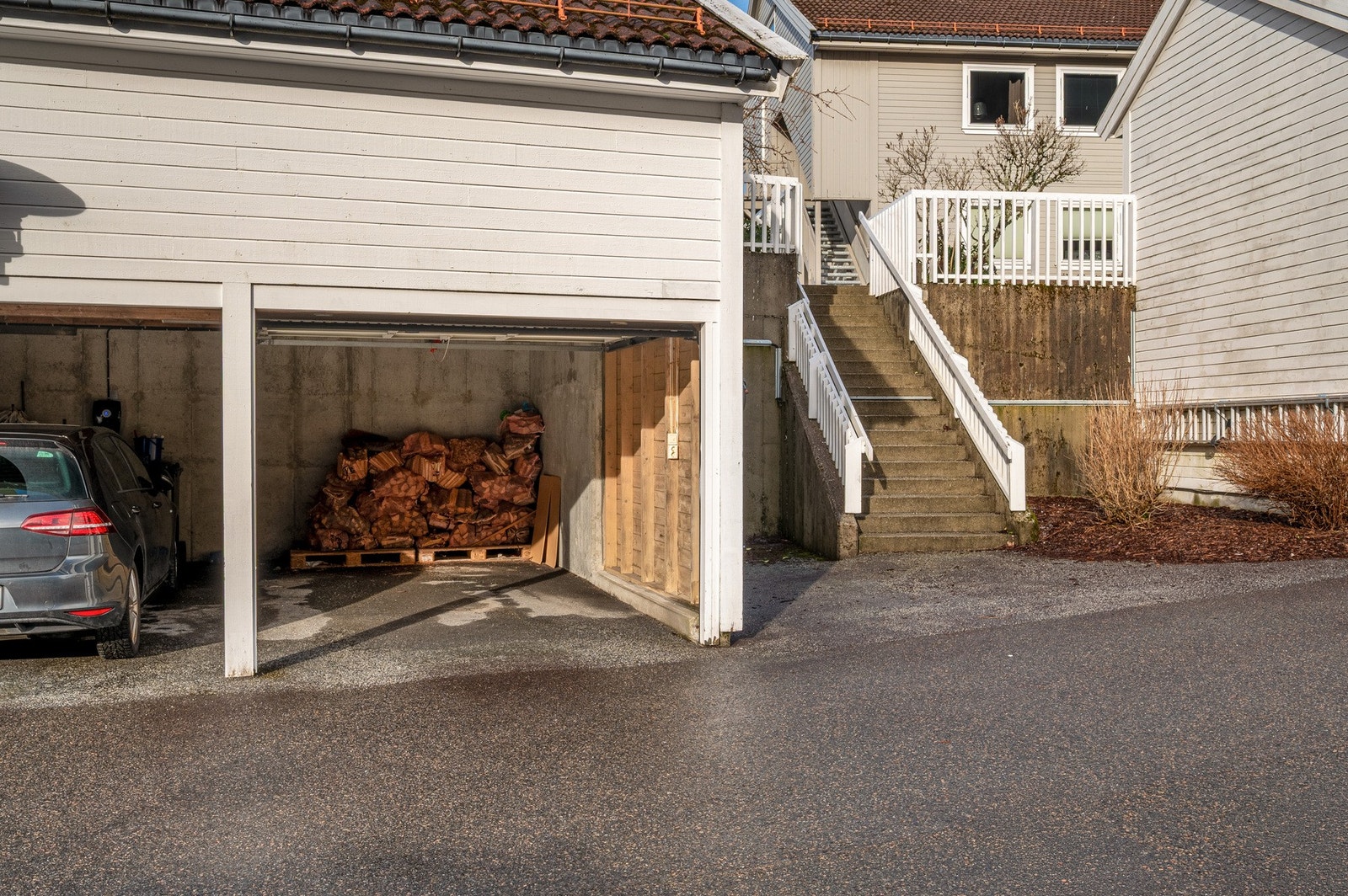 Fast plass i carport med mulighet for å installere elbil-lader. Galleribilde
