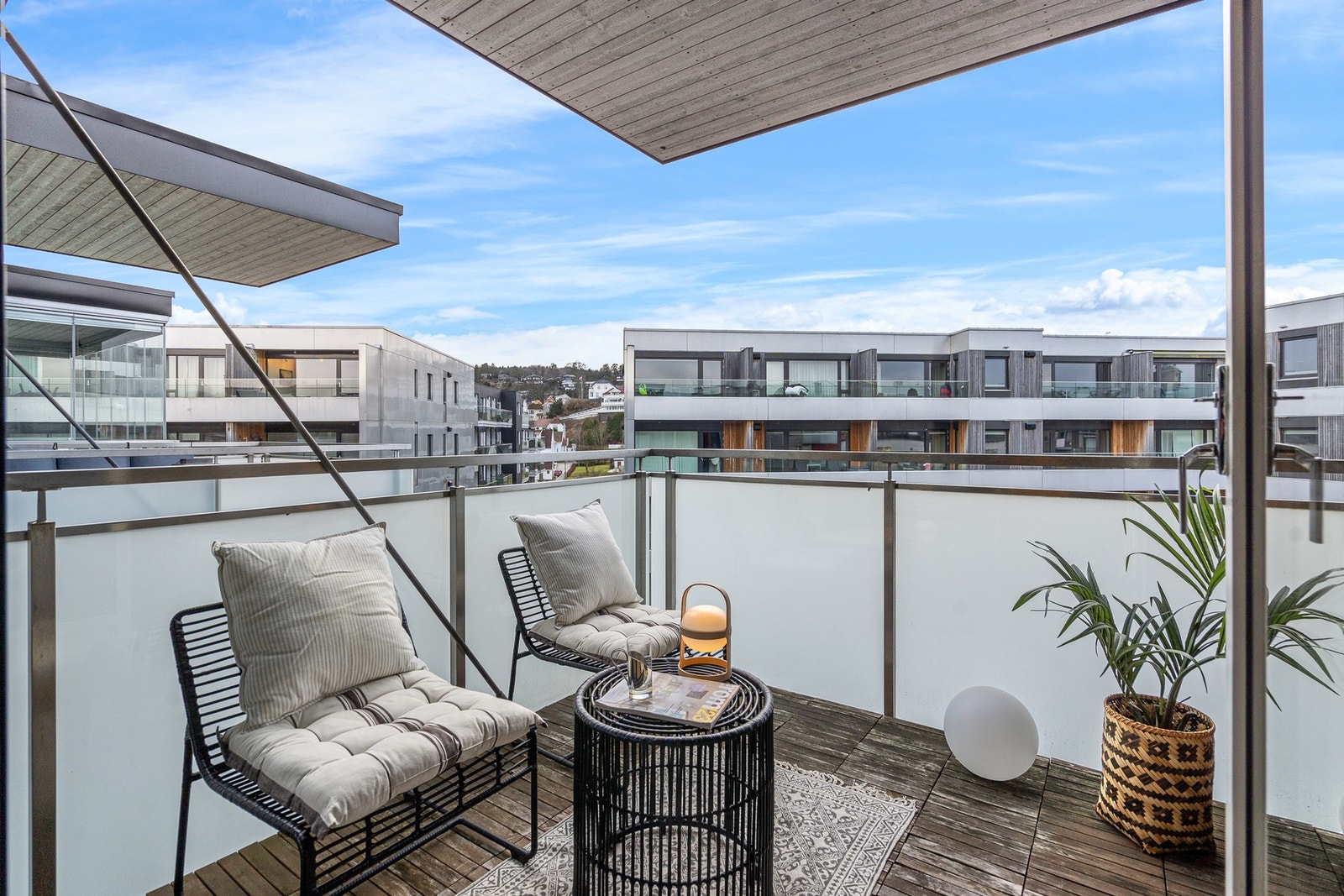 Leiligheten har en luftig balkong med gode solforhold! Galleribilde