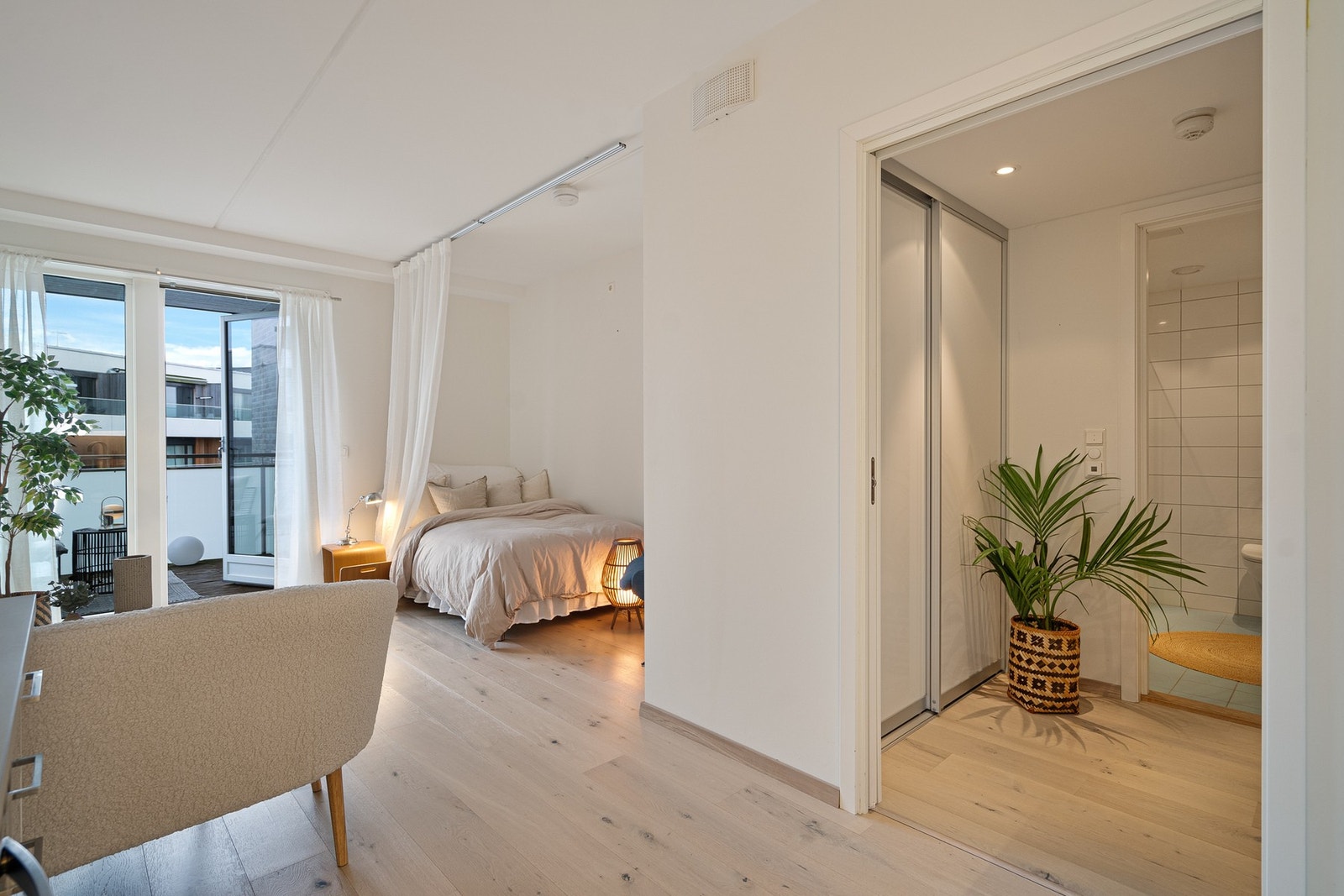 Interiørmessig gjennomgående lyst og delikat. Galleribilde