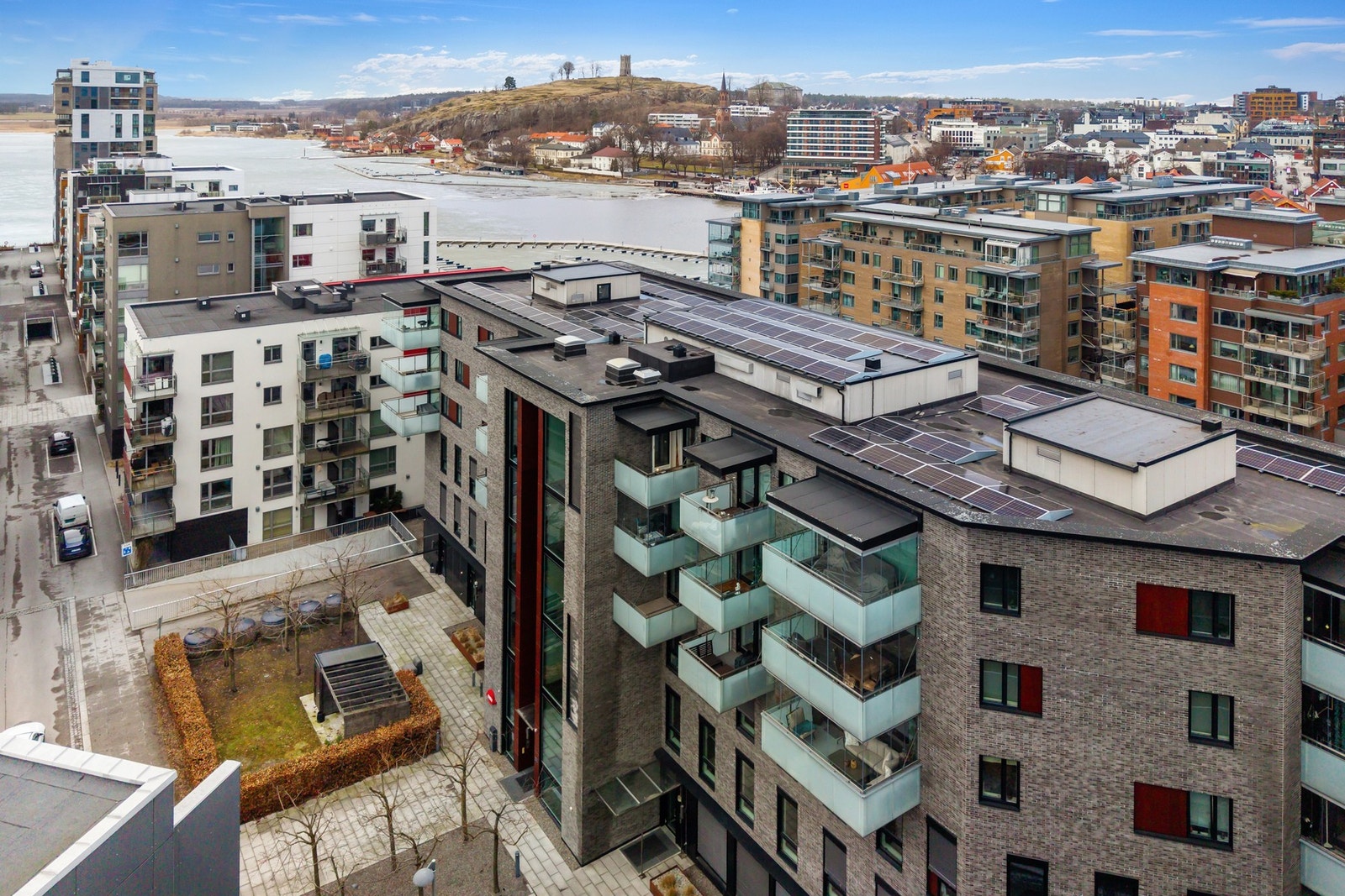 Sameiet har investert i solpanel på taket. Dekker strøm til fellesområder, som da sørger for å holde felleskostnadene nede Galleribilde