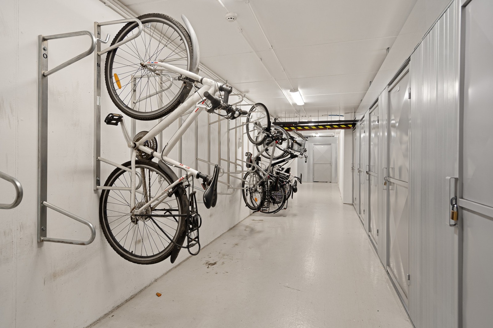 Felles sykkelparkering i kjeller Galleribilde