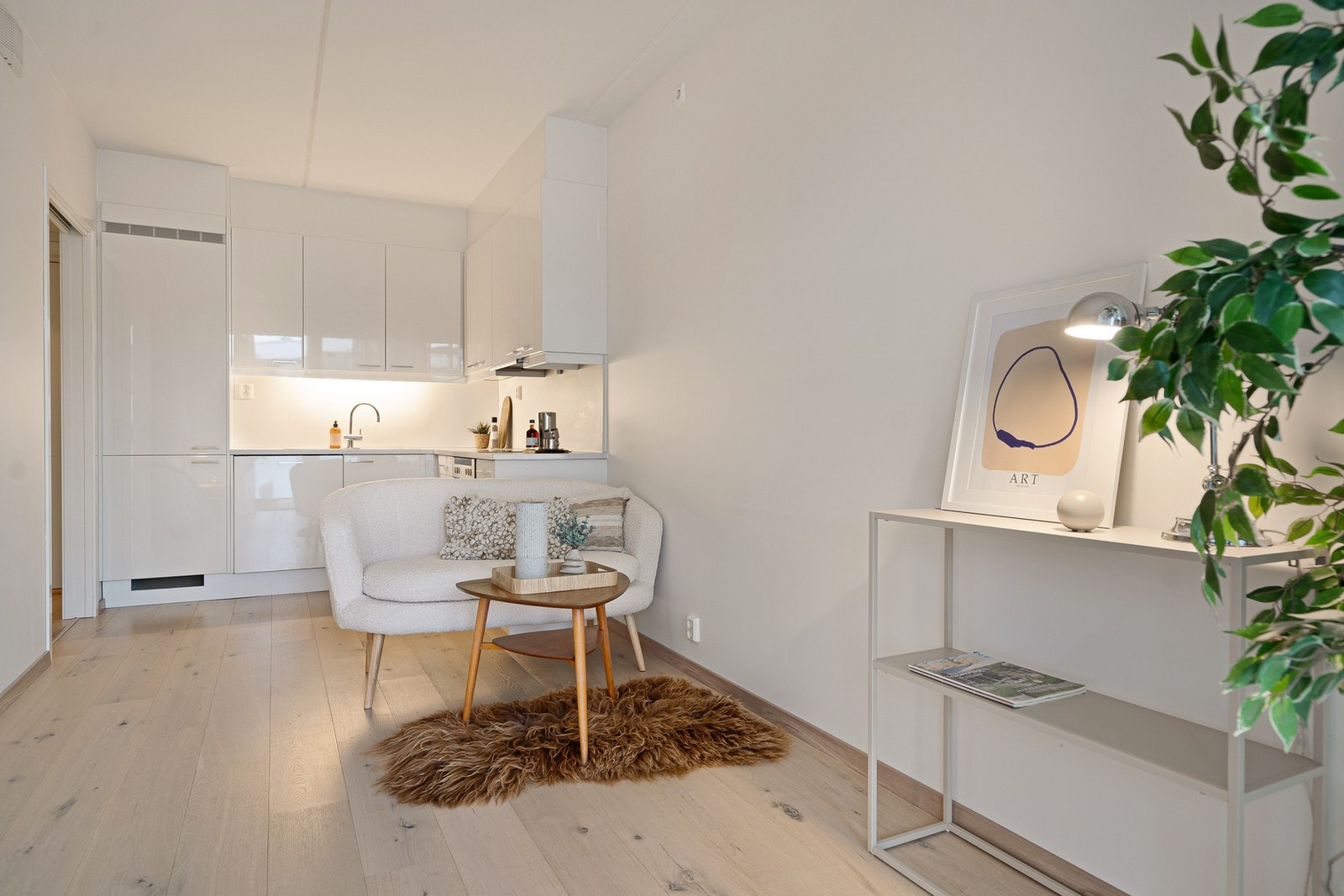 Praktisk og stilren kjøkkeninnredning med slette fronter og med integrerte hvitevarer kjøl/frys, oppvaskmaskin, komfyr og steketopp Galleribilde