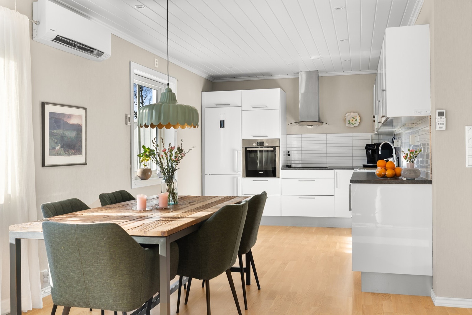 Pent kjøkken fra 2012 med god benk- og skapplass. Galleribilde