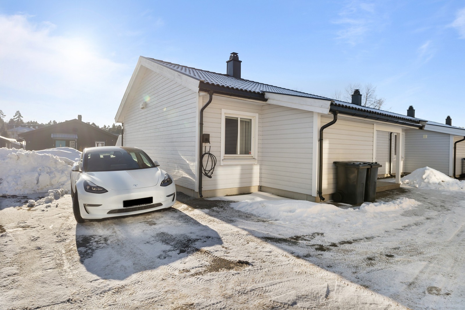 Parkering utenfor boligen på sameiets bestemmelser. Privat elbil-lader følger med. Galleribilde