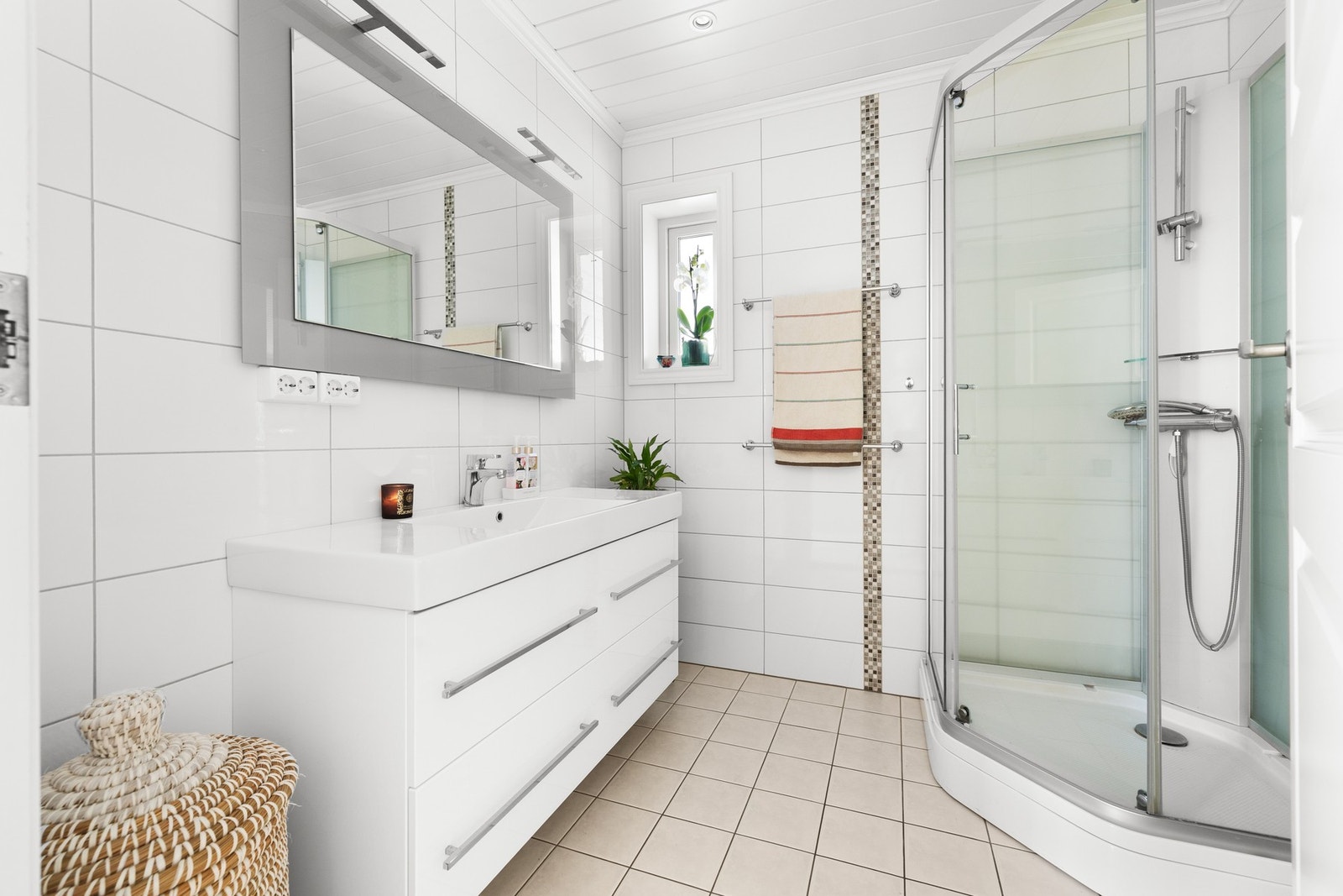 Flislagt bad på rett under 5 kvm med gulvvarme. Galleribilde