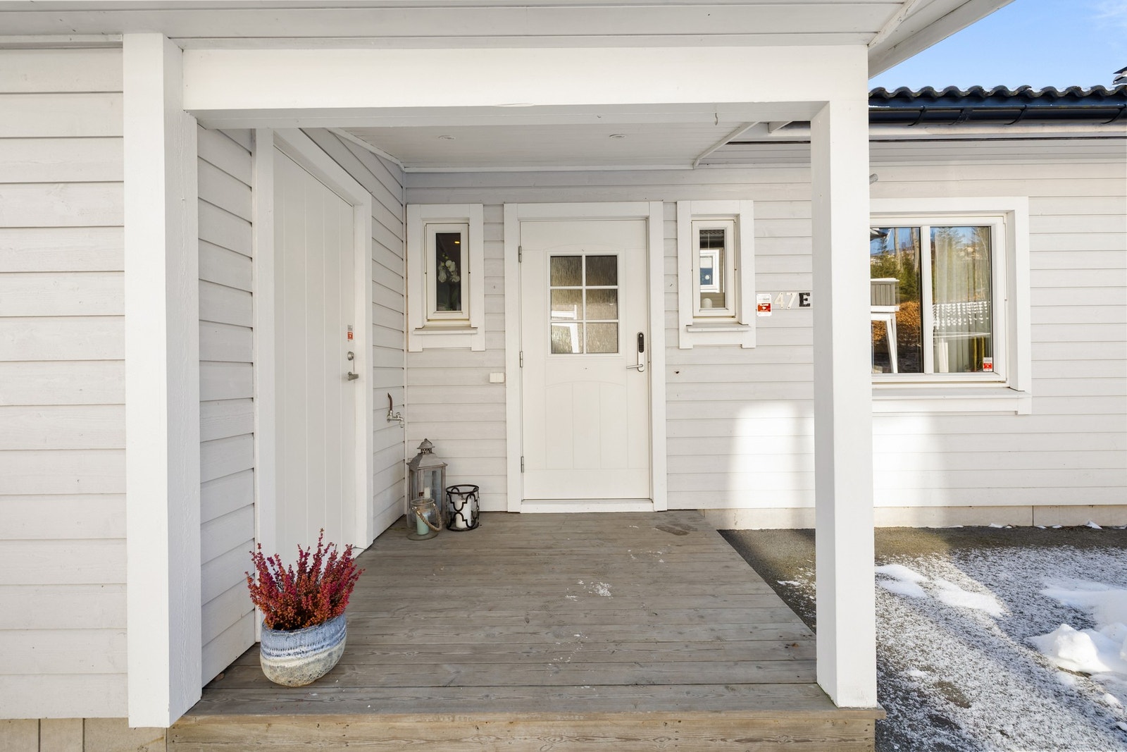 Inngangsparti med takoverbygg. Galleribilde