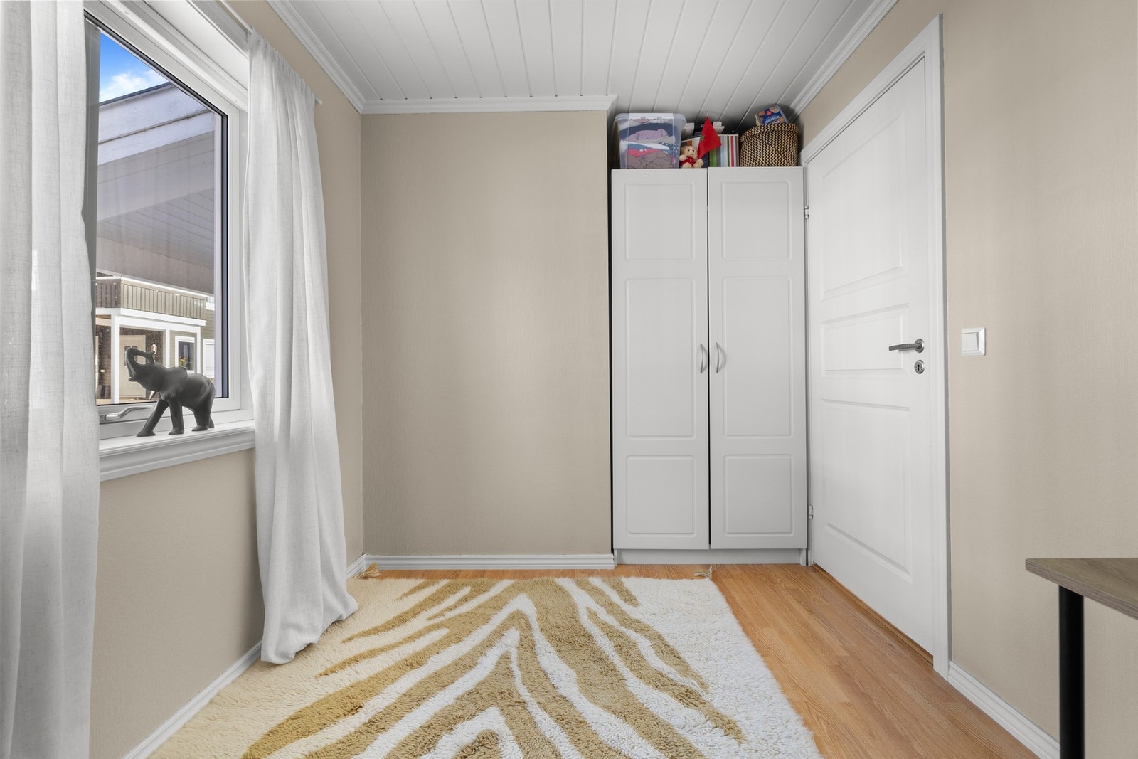 Her er det plass til både seng og garderobeløsning. Galleribilde