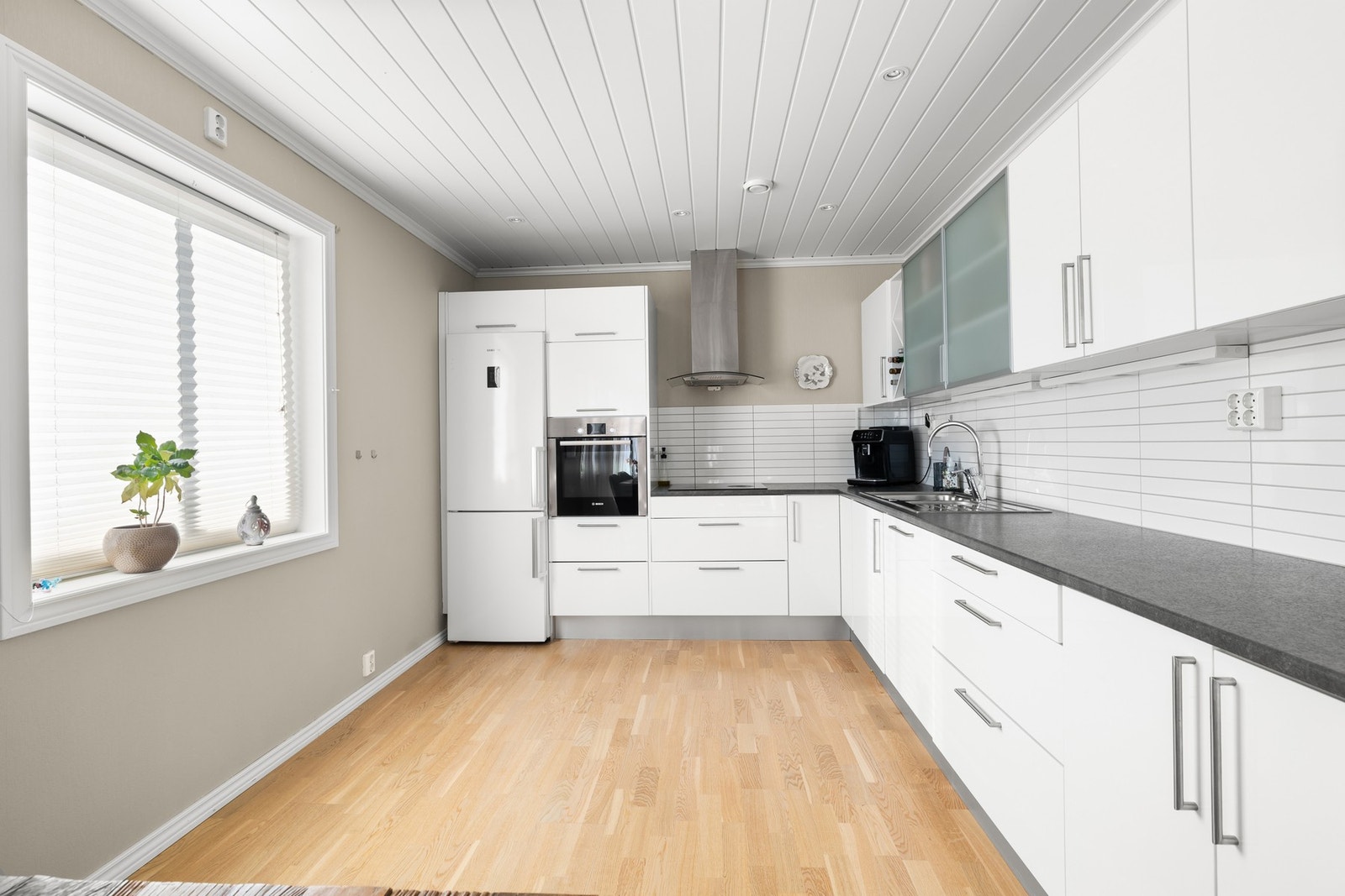 Kjøkkenet inneholder frittstående kombiskap (kjøl og frys), integrert oppvaskmaskin og stekeovn. Galleribilde