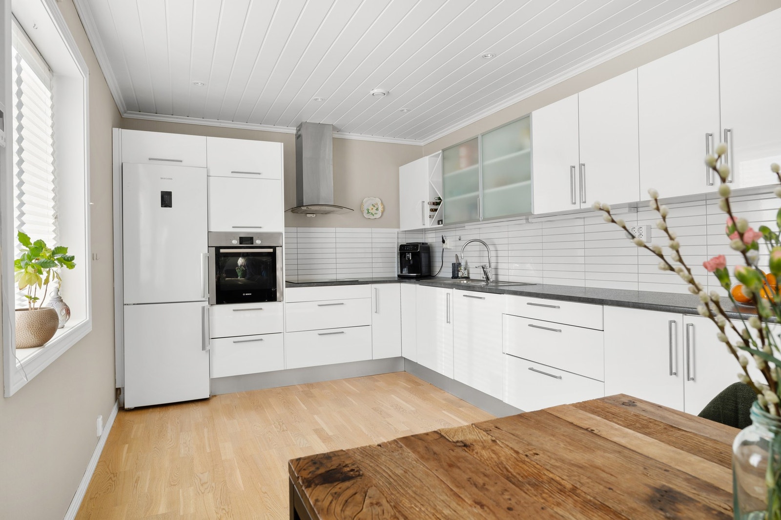 Slitesterk benkeplate av laminat gir gode arbeidsforhold. Galleribilde