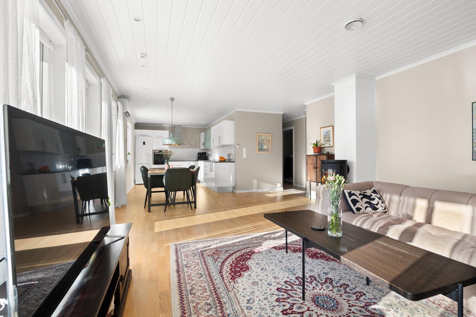 Her er det naturlig soner for TV-stue, spisebord og kjøkken. Galleribilde