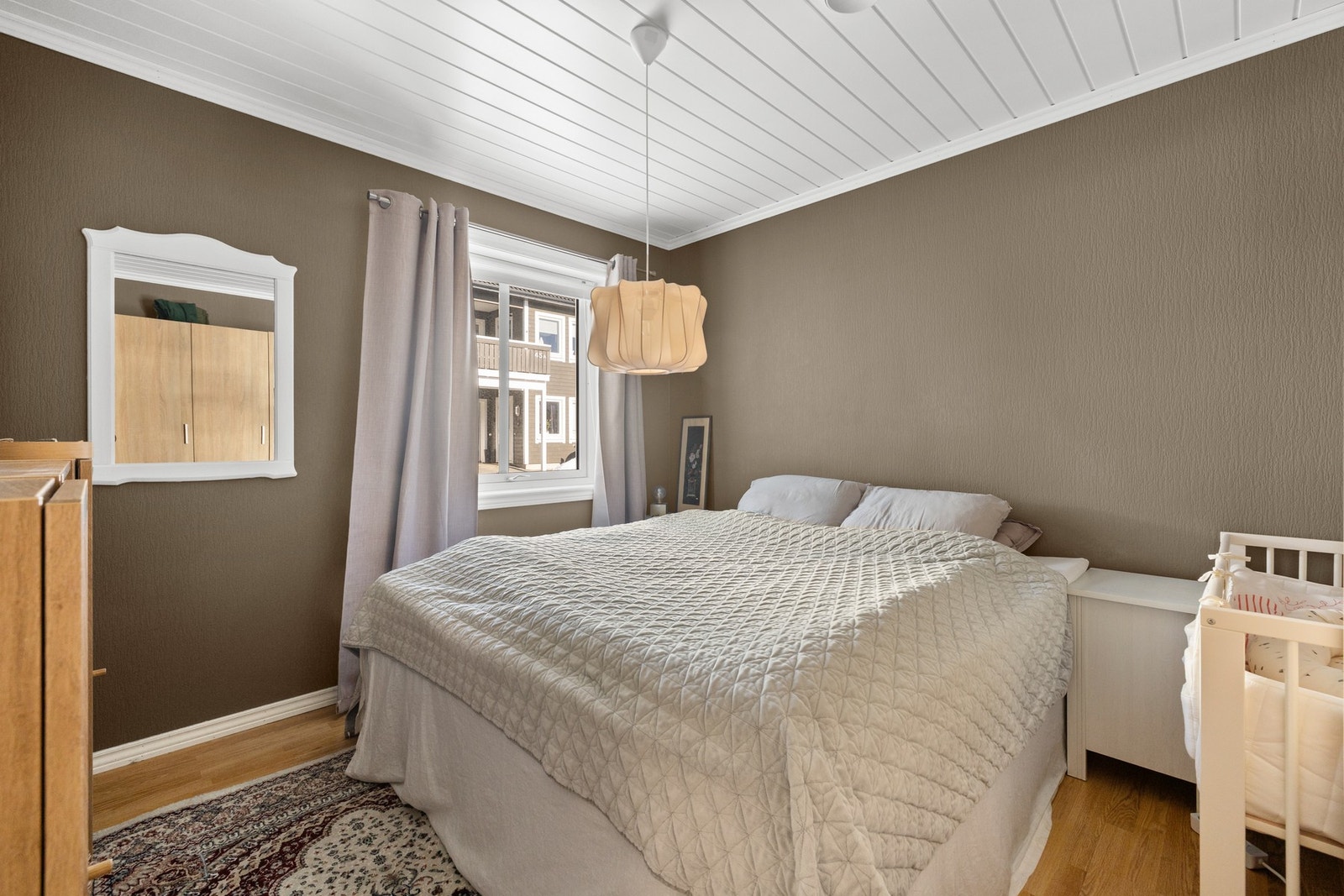 Pent hovedsoverom i nøytrale farger. Galleribilde