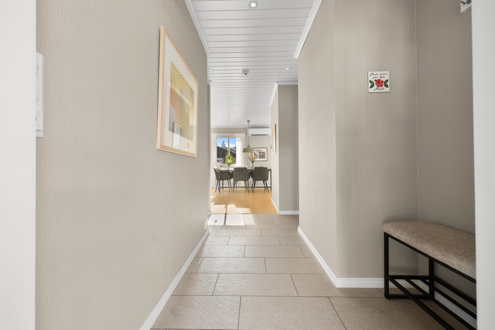 Lys og romslig entré/gang med gulvvarme. Galleribilde