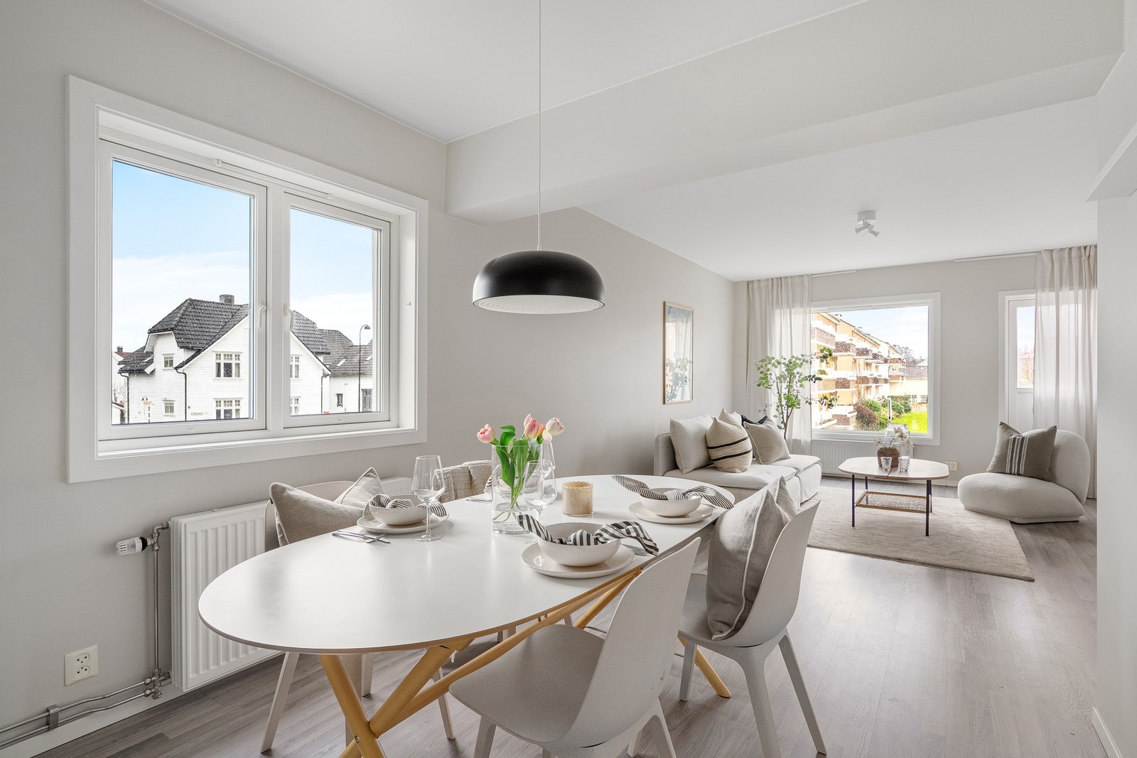 Leiligheten ligger flott plassert på enden av blokken i 2. etasje. Galleribilde