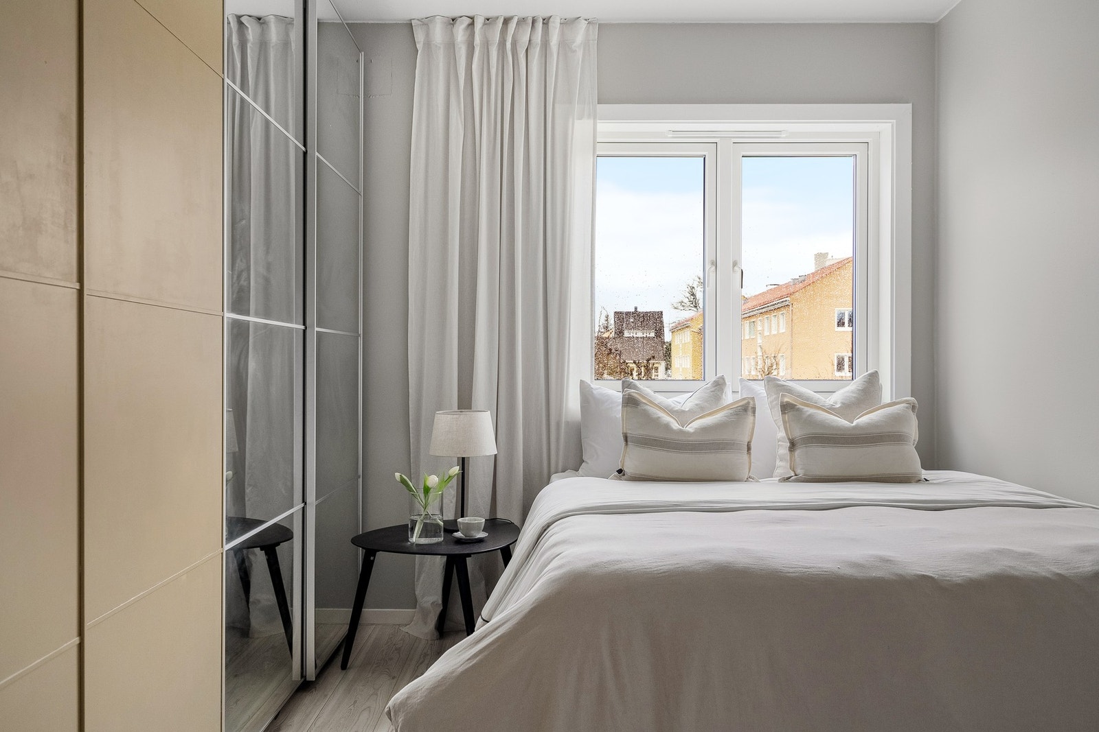 Soverommet har romslig garderobe. Galleribilde