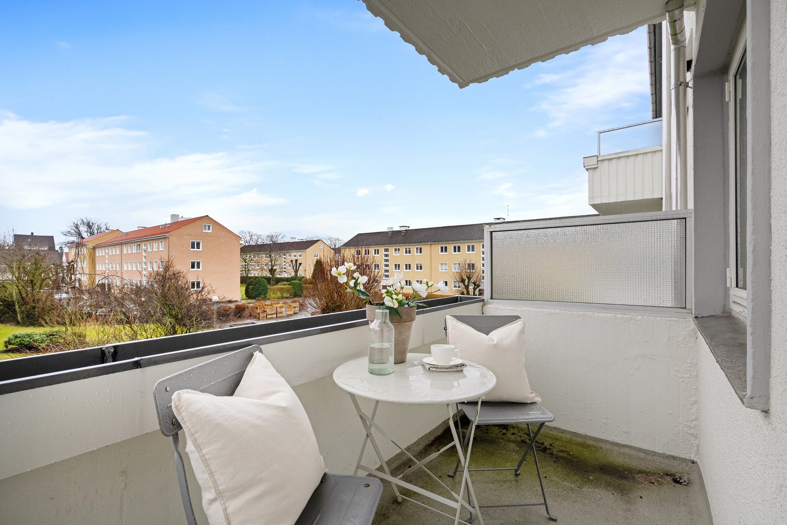 Leiligheten fremstår lys og pen med romslig stue og herlig sørvendt balkong. Galleribilde