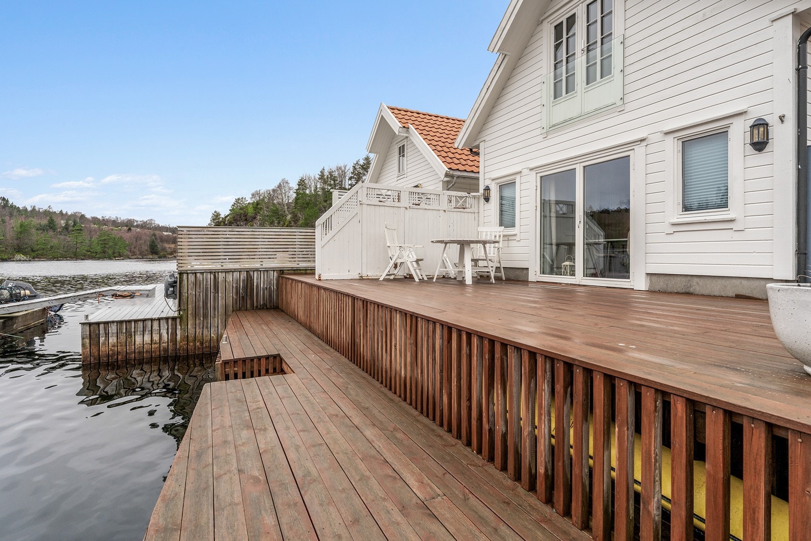 Umiddelbar nærhet til sjø som gir et perfekt utgangspunkt for bade og fiskemuligheter. Galleribilde