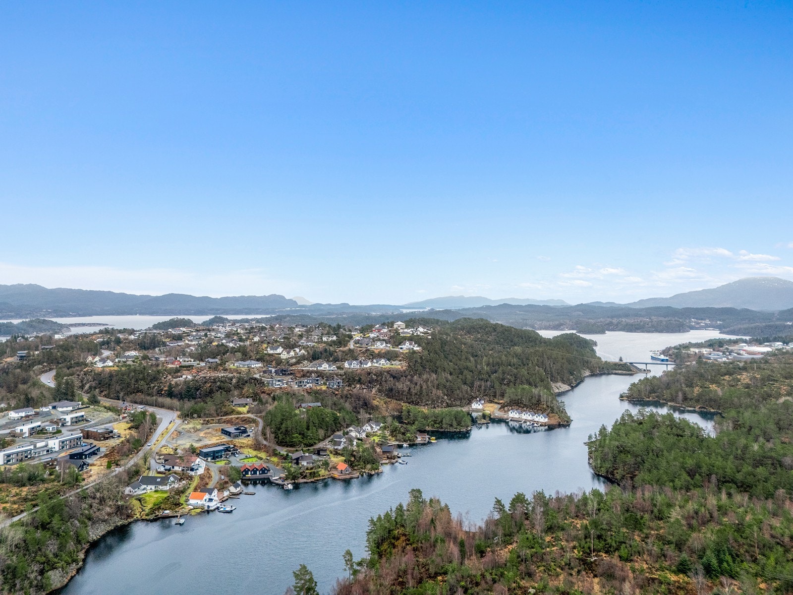 Naustet har en idyllisk og maritim beliggenhet i vakre Rolvsnesvegen. Galleribilde