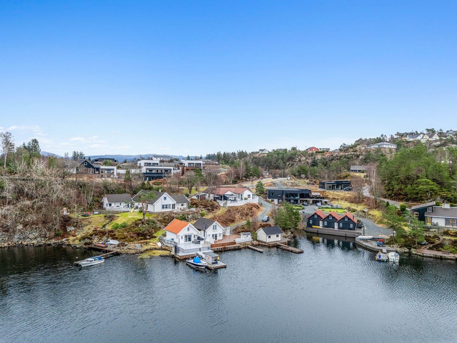 Det gjøres oppmerksom på at det foreligger byggetegninger av fasaden, men ingen byggetegninger som viser den innvendige romfordelingen. Naustet er derfor ikke godkjent for varig opphold. Galleribilde