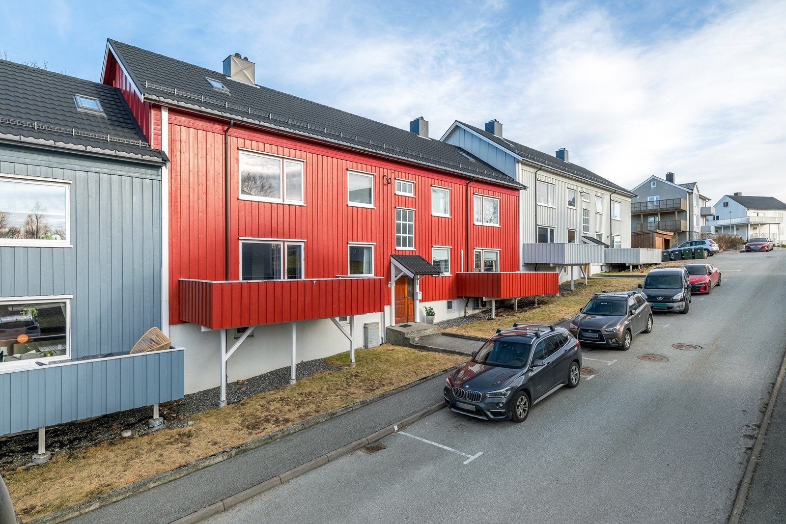 Leiligheten ligger i en høy 1. etasje Galleribilde