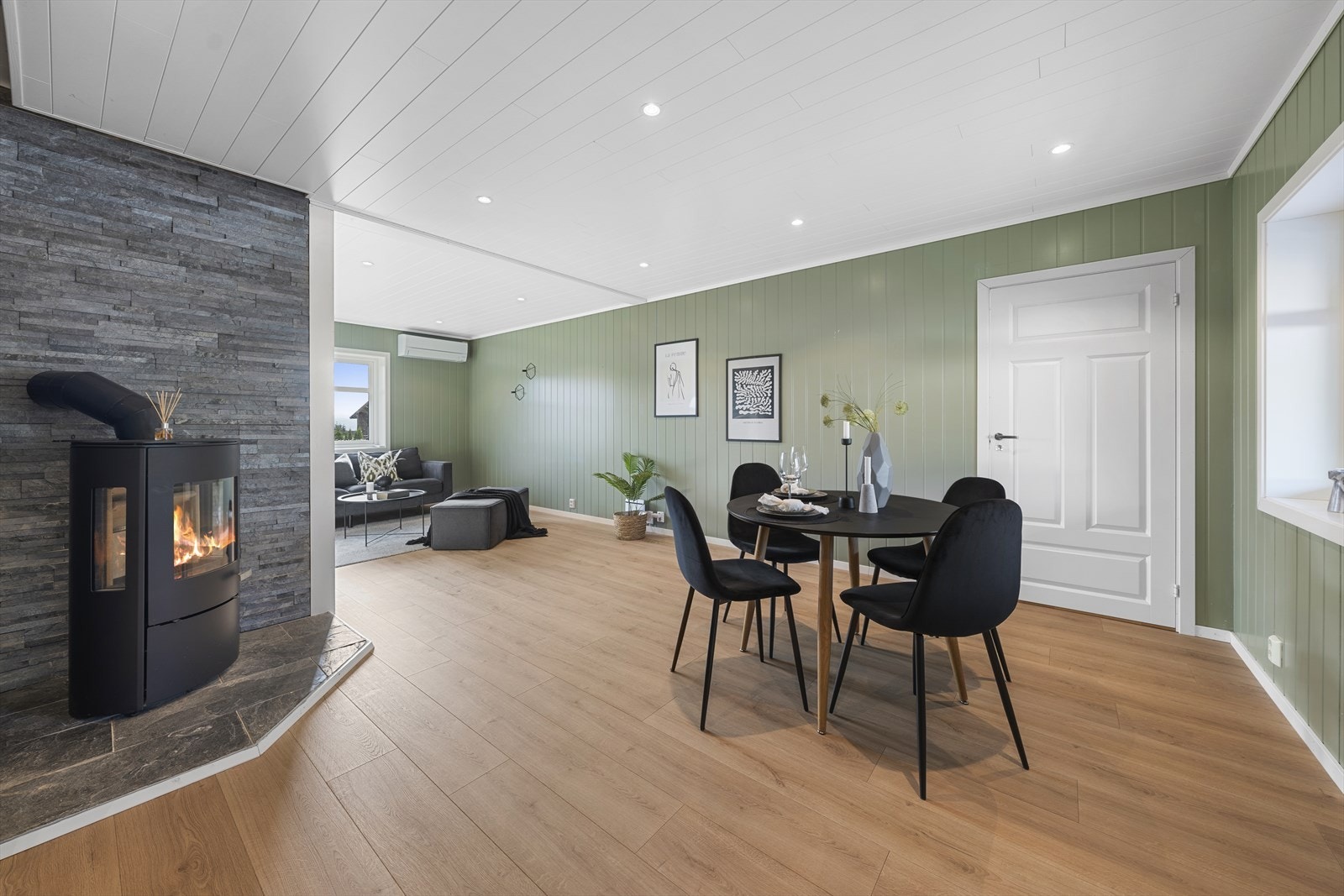 Stuen tilbyr god møbleringsfrihet og har god plass til både sofagruppe og spisegruppe. Det er montert peis som sørger for god oppvarming Galleribilde