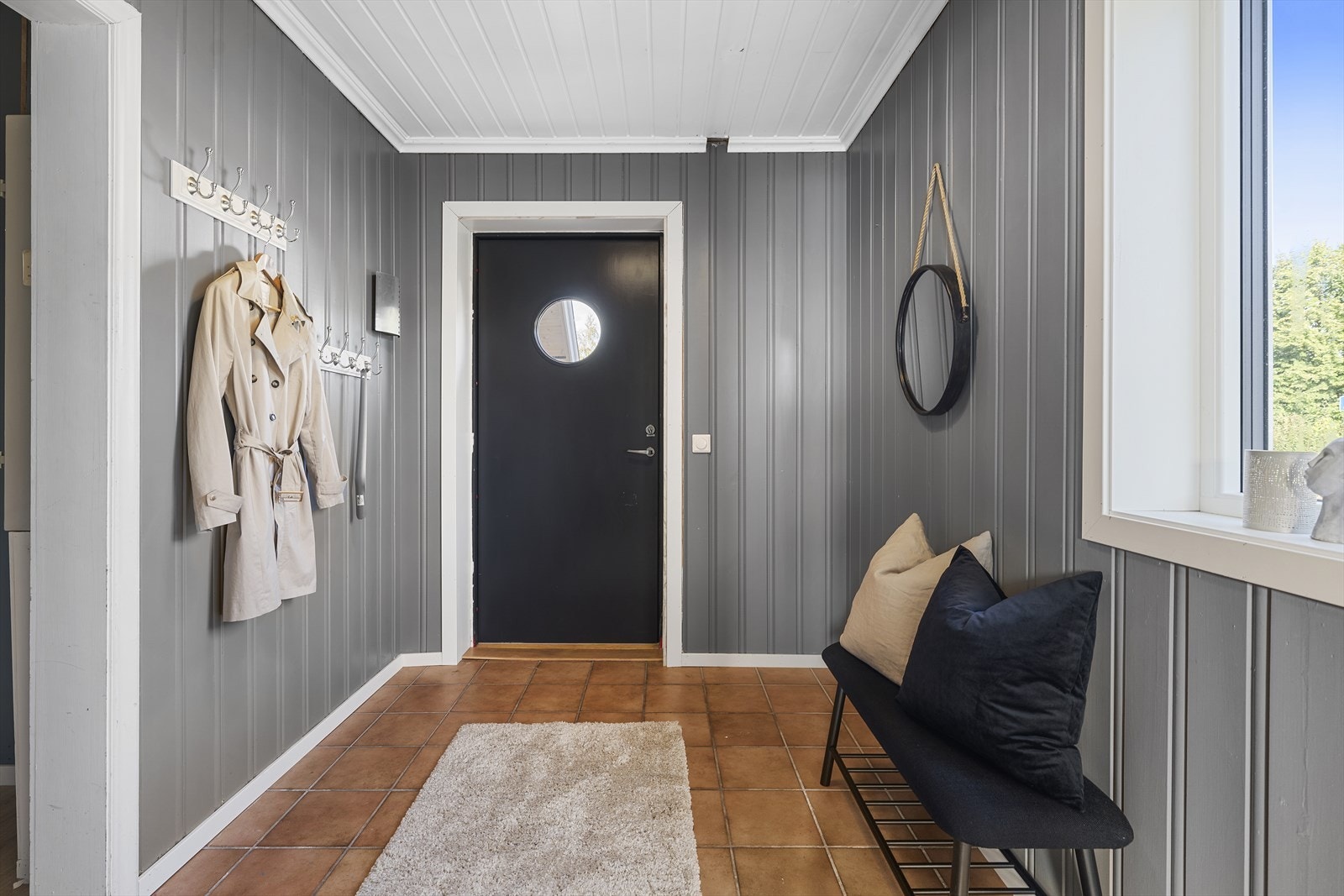 Fra inngangsparti, trer du inn i en lys entré med god plass til sko og yttertøy. Galleribilde
