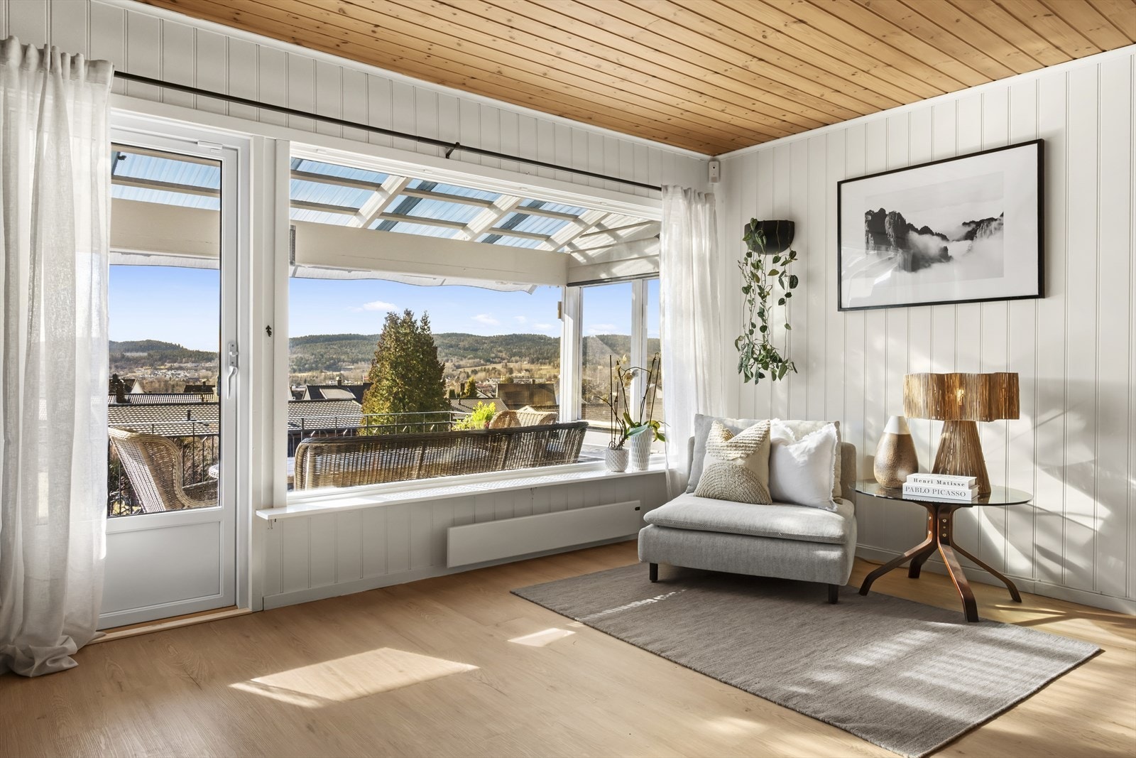 Lys stue med gode vindusflater som sørger for godt lysinnslipp Galleribilde