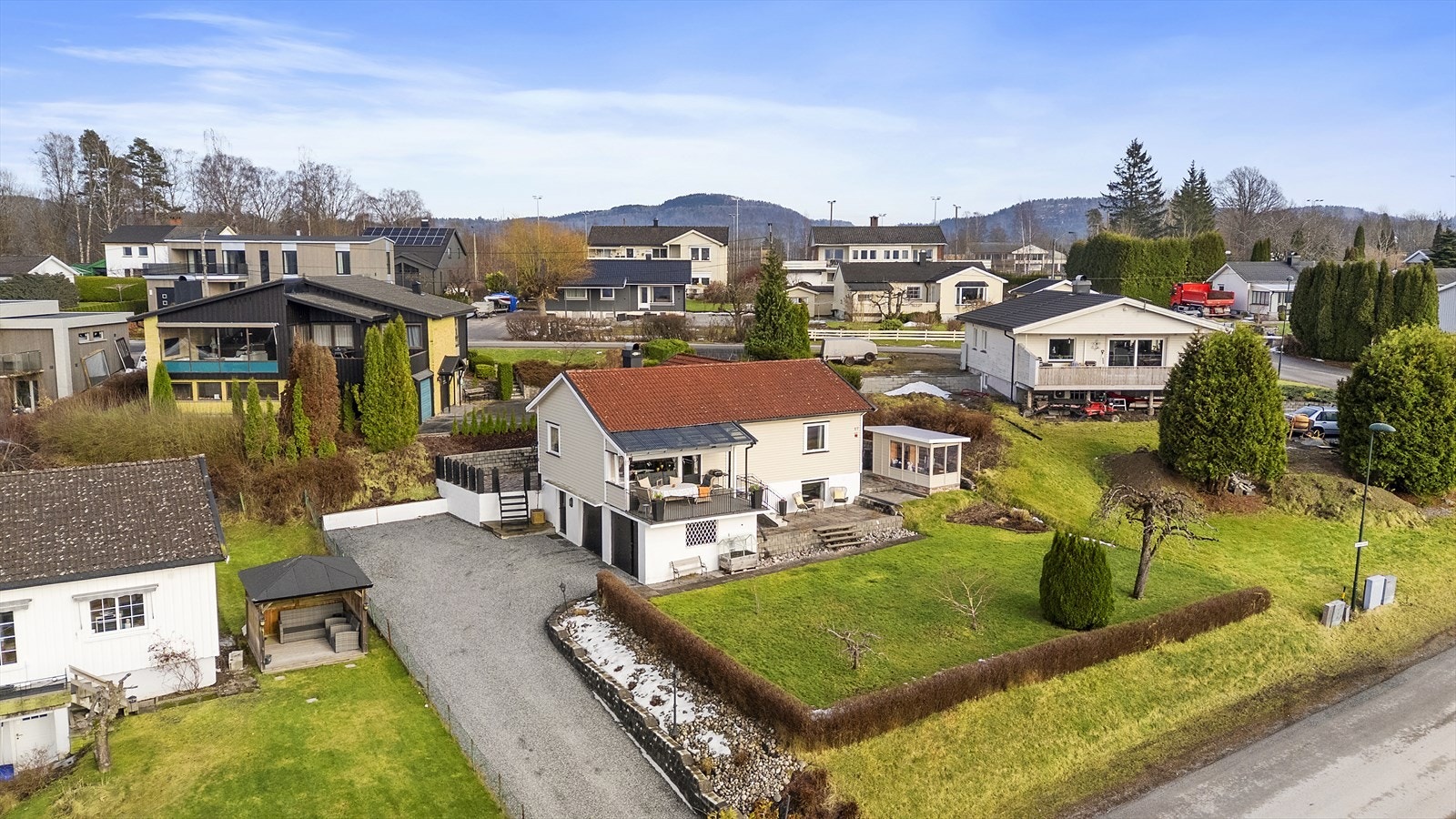 Tomten har en fin beliggenhet med gode solforhold Galleribilde