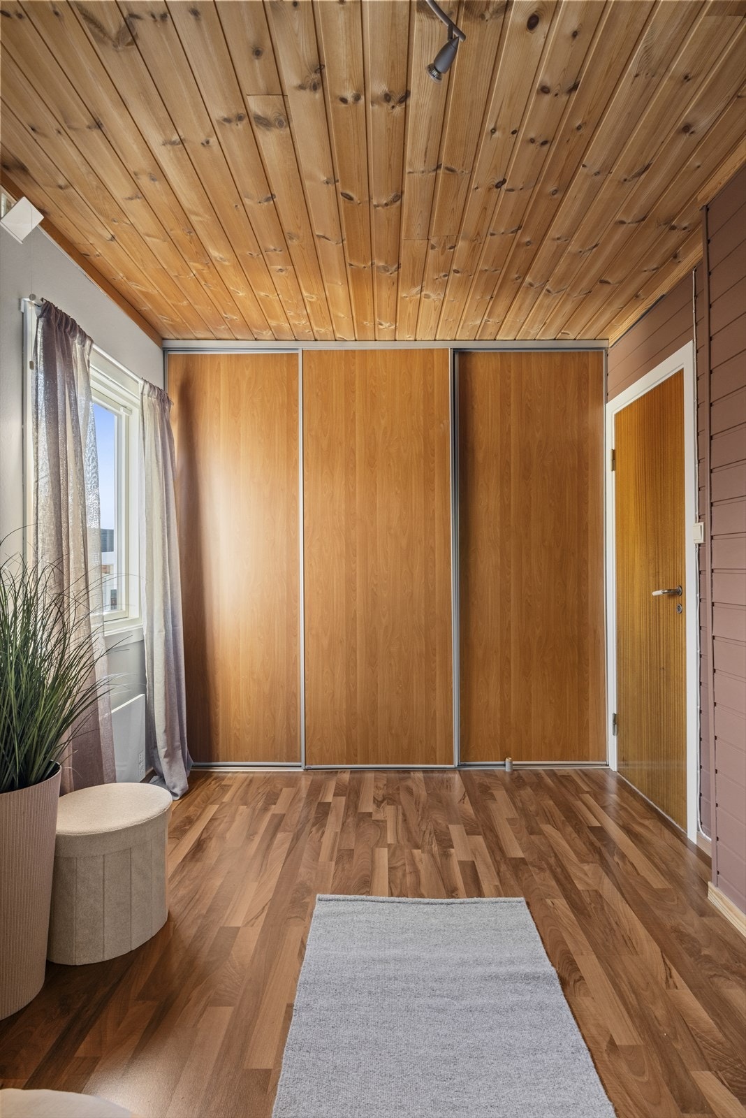 Praktisk skyvedørsgarderobe på soverommet Galleribilde